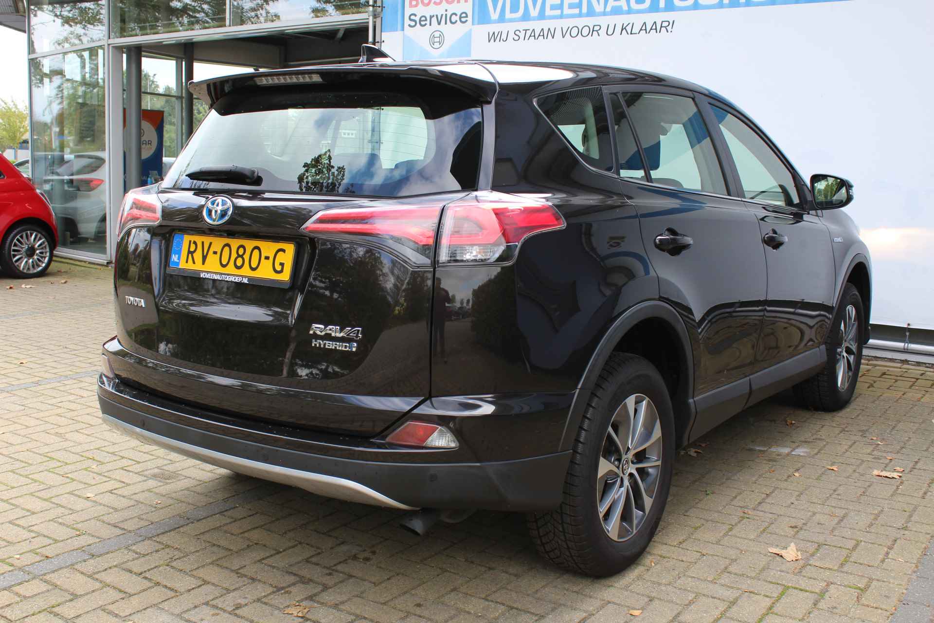 Toyota RAV4 2.5 Hybrid Dynamic | Incl. 12 Maanden Garantie | 1e Eigenaar | Volledig dealer onderhouden | Navigatie | Cruise controle | Climate controle | Elektrische kofferbak | Achteruitrijcamera | Parkeersensoren V+A | DAB | 17 Inch LMV | Lane assist | Origineel NL auto | NAP | - 10/57