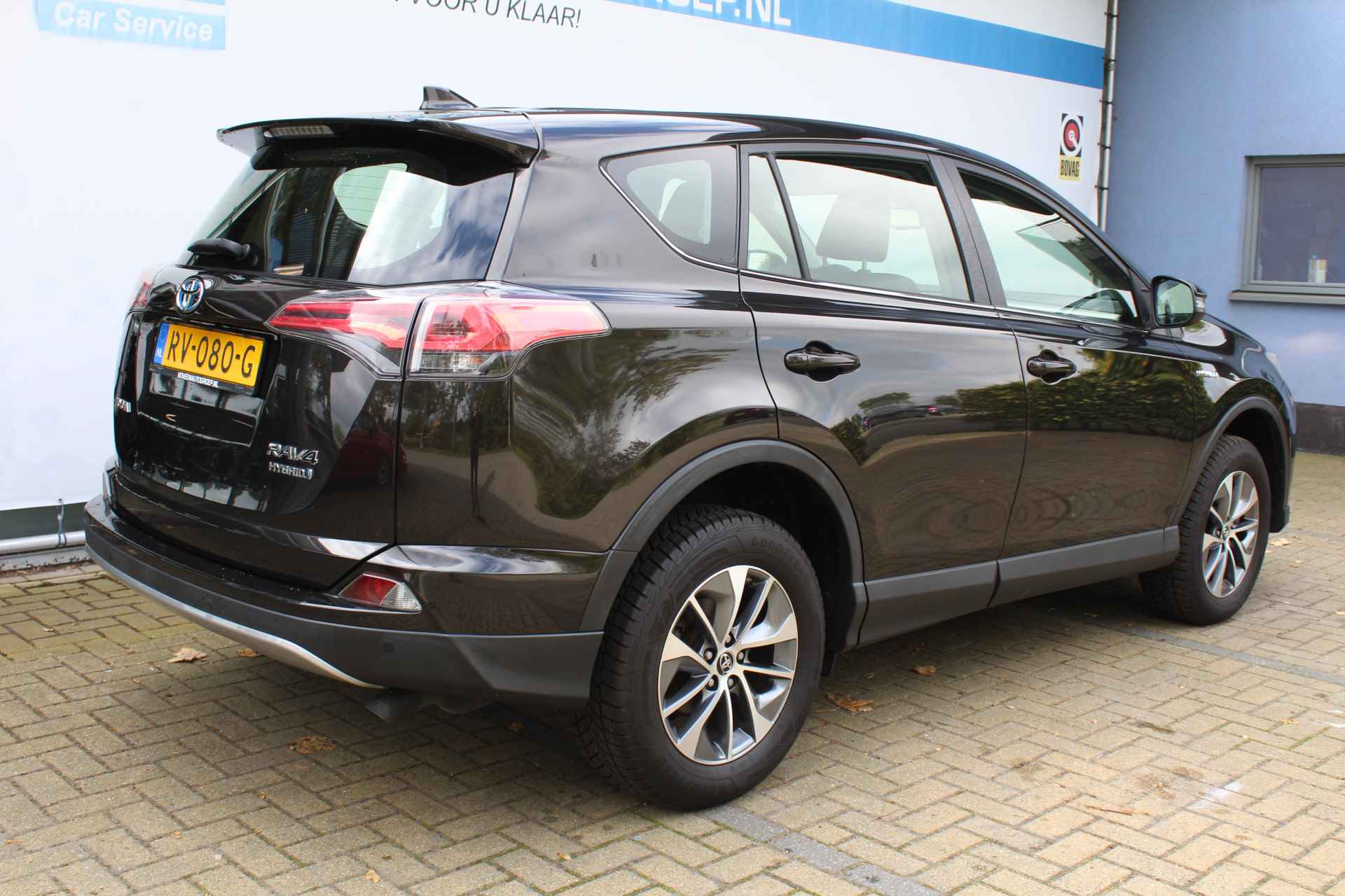 Toyota RAV4 2.5 Hybrid Dynamic | Incl. 12 Maanden Garantie | 1e Eigenaar | Volledig dealer onderhouden | Navigatie | Cruise controle | Climate controle | Elektrische kofferbak | Achteruitrijcamera | Parkeersensoren V+A | DAB | 17 Inch LMV | Lane assist | Origineel NL auto | NAP | - 11/57