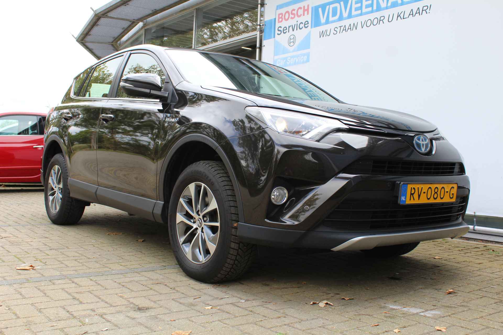 Toyota RAV4 2.5 Hybrid Dynamic | Incl. 12 Maanden Garantie | 1e Eigenaar | Volledig dealer onderhouden | Navigatie | Cruise controle | Climate controle | Elektrische kofferbak | Achteruitrijcamera | Parkeersensoren V+A | DAB | 17 Inch LMV | Lane assist | Origineel NL auto | NAP | - 15/57