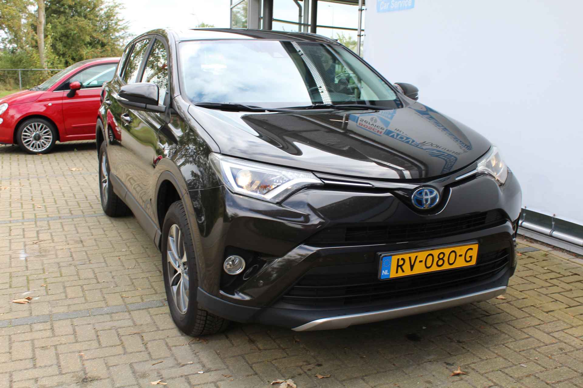 Toyota RAV4 2.5 Hybrid Dynamic | Incl. 12 Maanden Garantie | 1e Eigenaar | Volledig dealer onderhouden | Navigatie | Cruise controle | Climate controle | Elektrische kofferbak | Achteruitrijcamera | Parkeersensoren V+A | DAB | 17 Inch LMV | Lane assist | Origineel NL auto | NAP | - 16/57