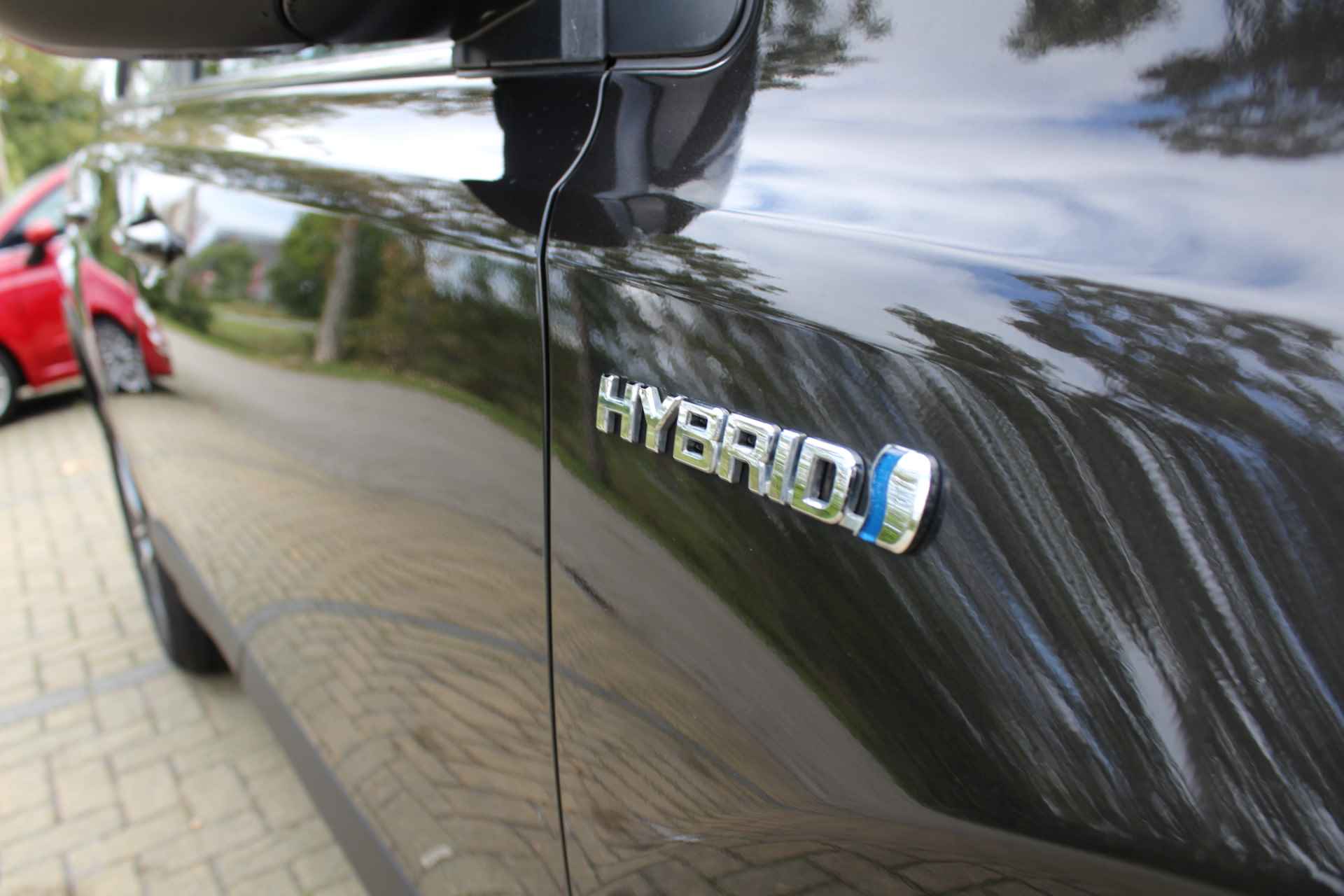 Toyota RAV4 2.5 Hybrid Dynamic | Incl. 12 Maanden Garantie | 1e Eigenaar | Volledig dealer onderhouden | Navigatie | Cruise controle | Climate controle | Elektrische kofferbak | Achteruitrijcamera | Parkeersensoren V+A | DAB | 17 Inch LMV | Lane assist | Origineel NL auto | NAP | - 19/57