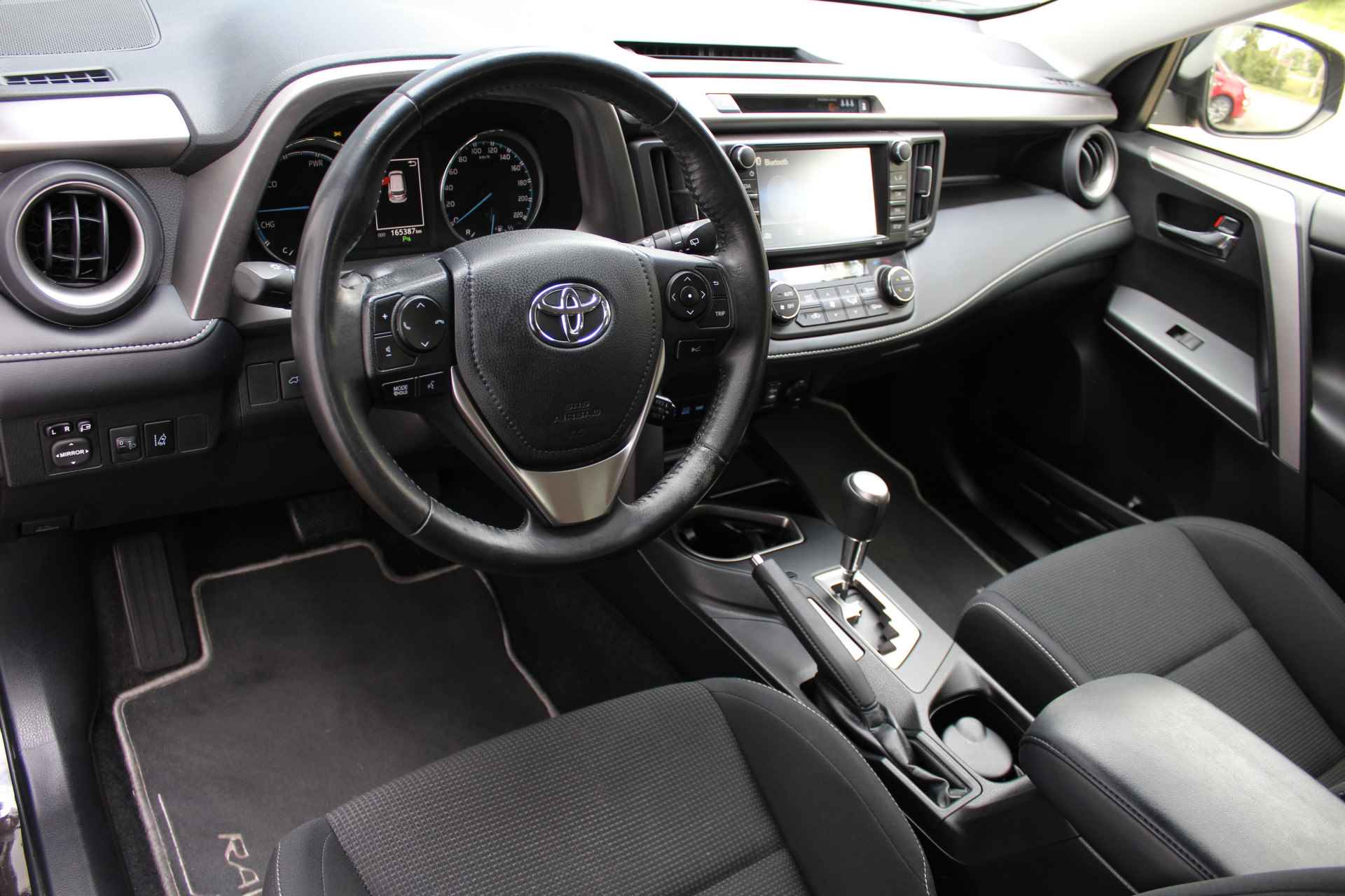 Toyota RAV4 2.5 Hybrid Dynamic | Incl. 12 Maanden Garantie | 1e Eigenaar | Volledig dealer onderhouden | Navigatie | Cruise controle | Climate controle | Elektrische kofferbak | Achteruitrijcamera | Parkeersensoren V+A | DAB | 17 Inch LMV | Lane assist | Origineel NL auto | NAP | - 34/57