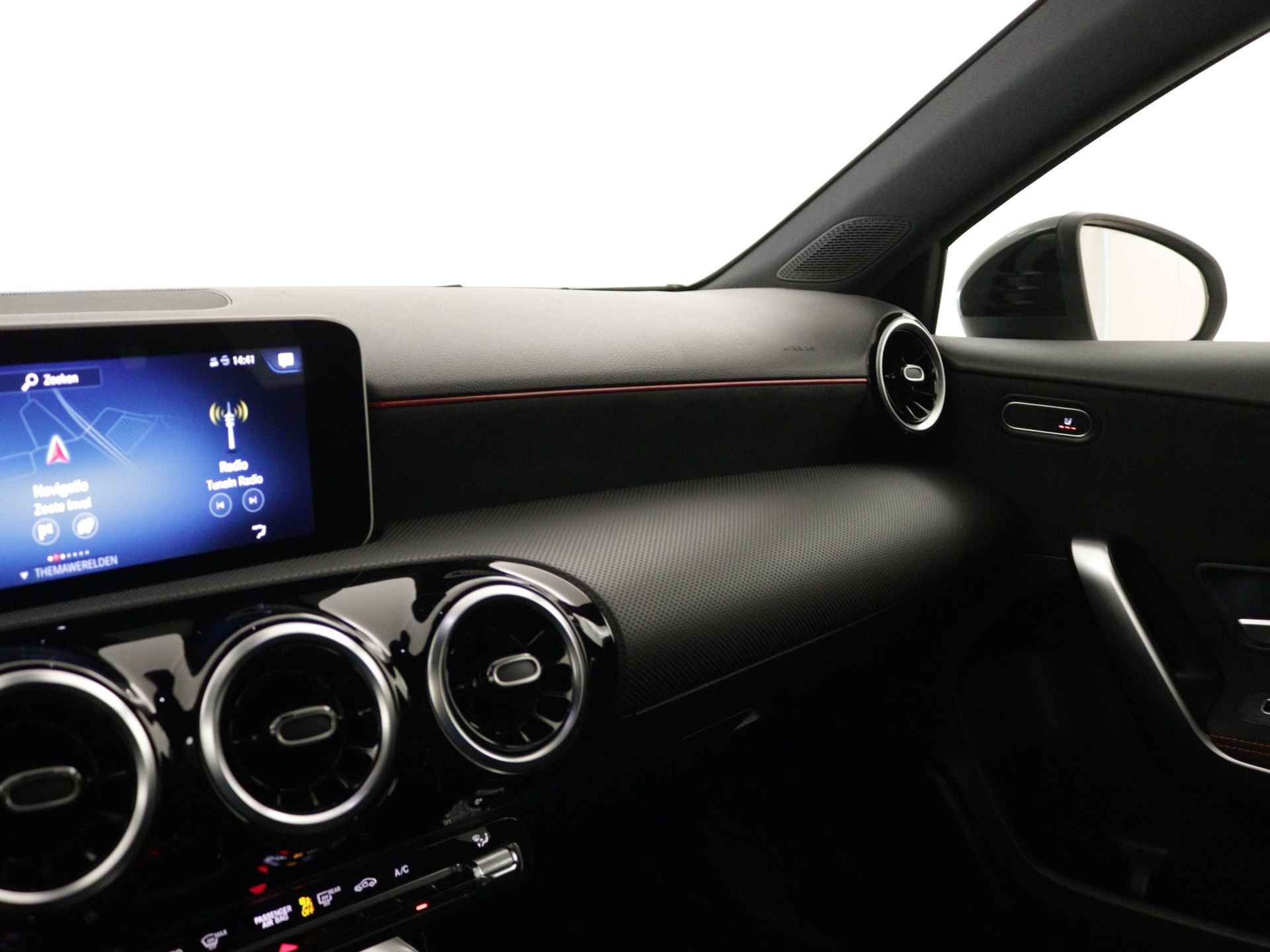 Mercedes-Benz A-Klasse 180 AMG | 5 spaaks lichtmetalenvelgen | MBUX wide screen | Navigatie | Camera | parking support | Inclusief 24 maanden Mercedes-Benz Certified garantie voor Europa. - 8/43