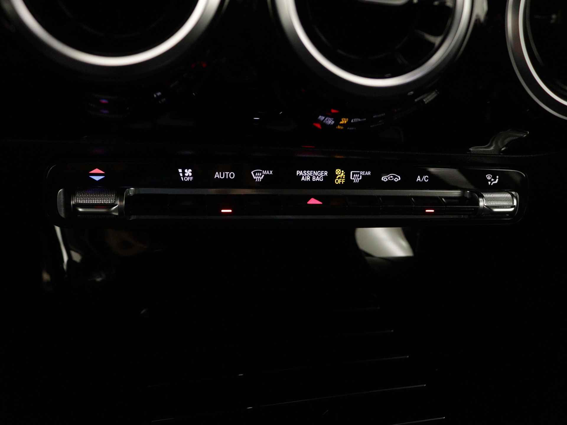Mercedes-Benz A-Klasse 180 AMG | 5 spaaks lichtmetalenvelgen | MBUX wide screen | Navigatie | Camera | parking support | Inclusief 24 maanden Mercedes-Benz Certified garantie voor Europa. - 12/43