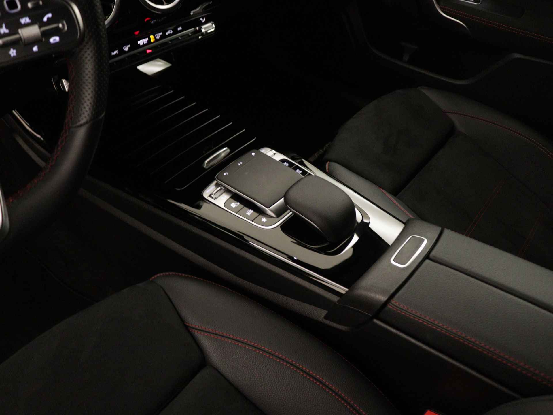 Mercedes-Benz A-Klasse 180 AMG | 5 spaaks lichtmetalenvelgen | MBUX wide screen | Navigatie | Camera | parking support | Inclusief 24 maanden Mercedes-Benz Certified garantie voor Europa. - 13/43