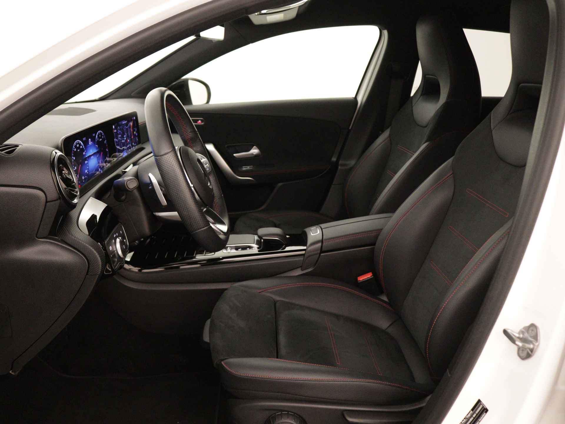 Mercedes-Benz A-Klasse 180 AMG | 5 spaaks lichtmetalenvelgen | MBUX wide screen | Navigatie | Camera | parking support | Inclusief 24 maanden Mercedes-Benz Certified garantie voor Europa. - 20/43