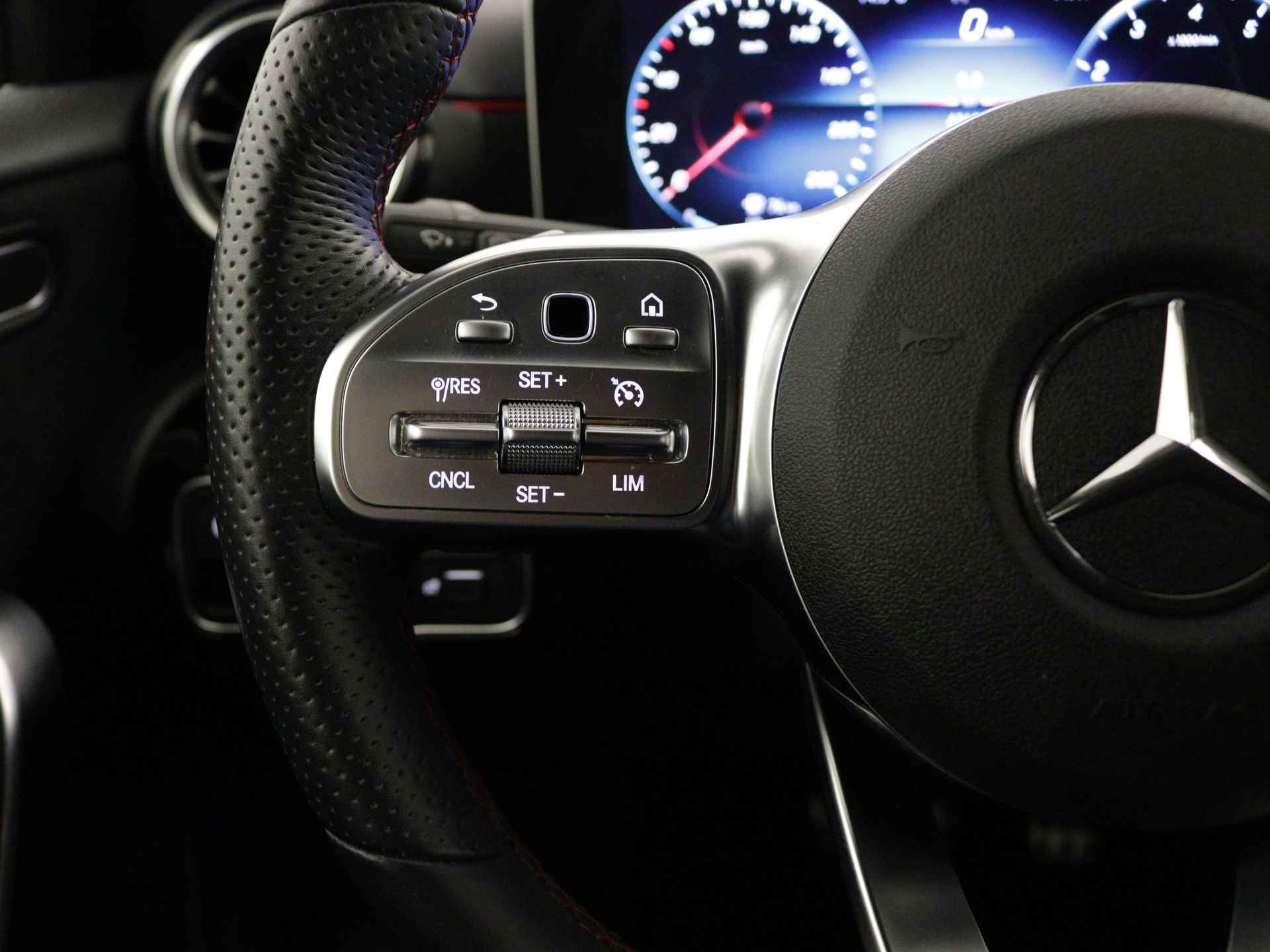 Mercedes-Benz A-Klasse 180 AMG | 5 spaaks lichtmetalenvelgen | MBUX wide screen | Navigatie | Camera | parking support | Inclusief 24 maanden Mercedes-Benz Certified garantie voor Europa. - 22/43