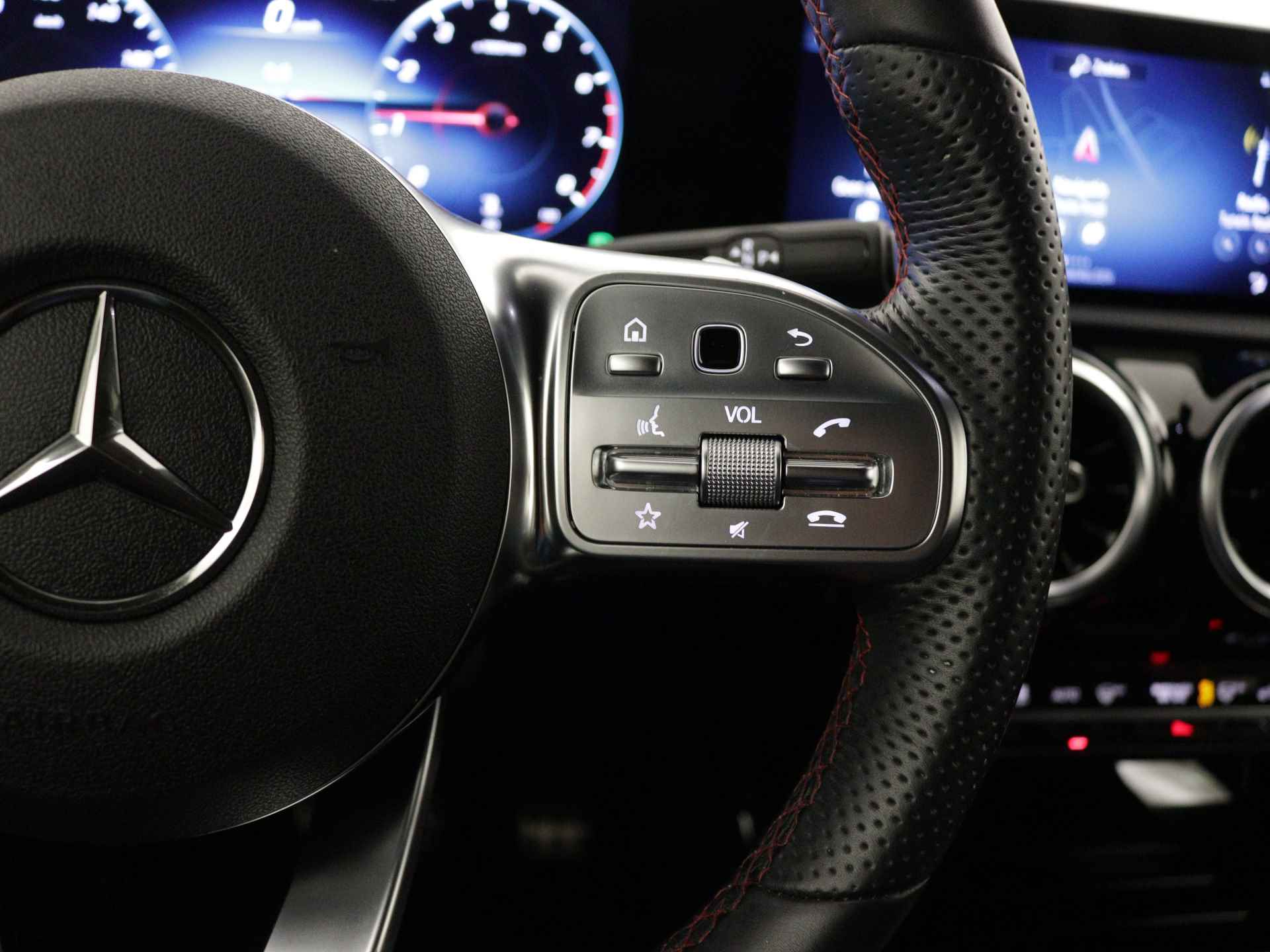 Mercedes-Benz A-Klasse 180 AMG | 5 spaaks lichtmetalenvelgen | MBUX wide screen | Navigatie | Camera | parking support | Inclusief 24 maanden Mercedes-Benz Certified garantie voor Europa. - 23/43