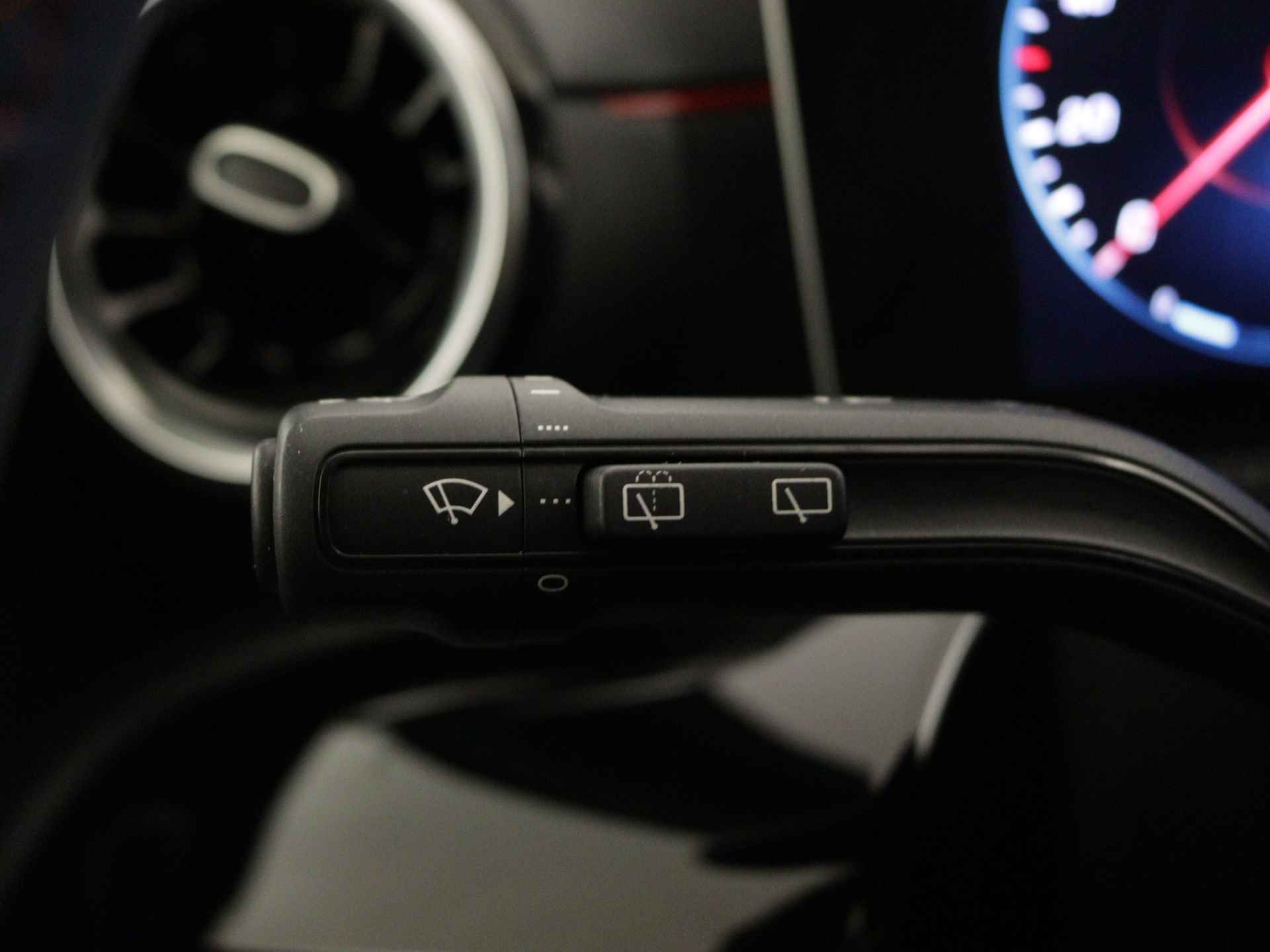 Mercedes-Benz A-Klasse 180 AMG | 5 spaaks lichtmetalenvelgen | MBUX wide screen | Navigatie | Camera | parking support | Inclusief 24 maanden Mercedes-Benz Certified garantie voor Europa. - 24/43