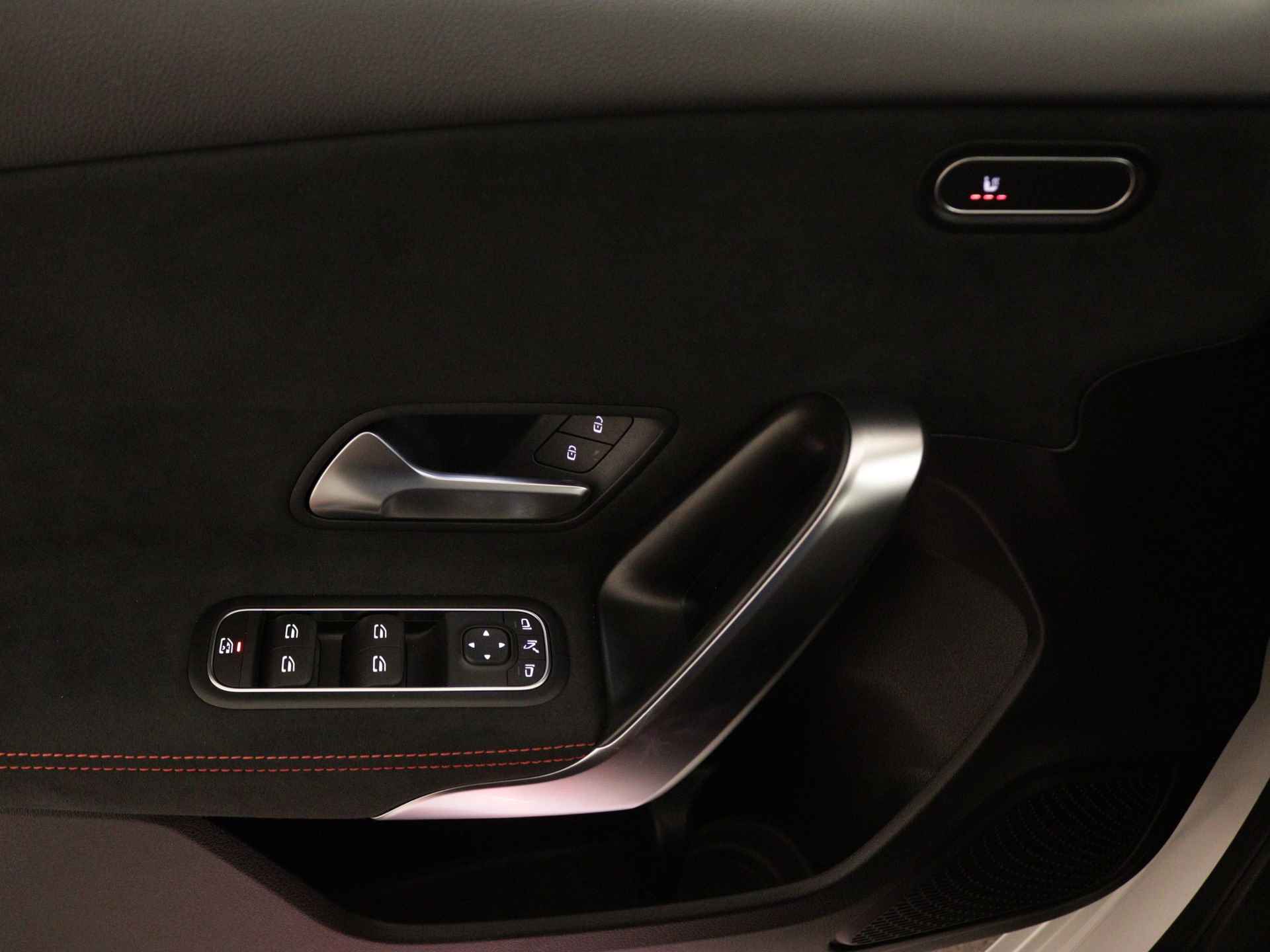 Mercedes-Benz A-Klasse 180 AMG | 5 spaaks lichtmetalenvelgen | MBUX wide screen | Navigatie | Camera | parking support | Inclusief 24 maanden Mercedes-Benz Certified garantie voor Europa. - 32/43