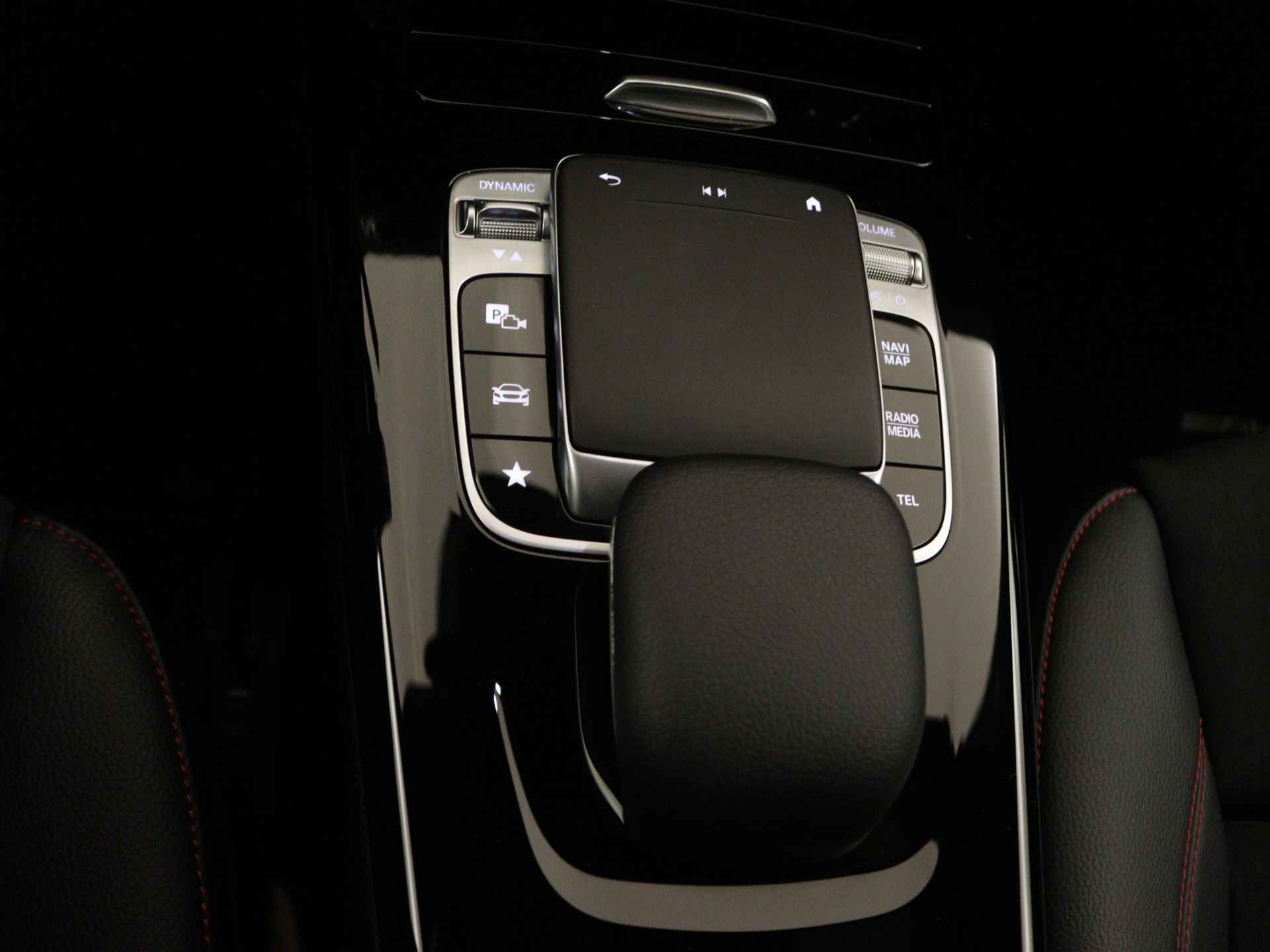 Mercedes-Benz A-Klasse 180 AMG | 5 spaaks lichtmetalenvelgen | MBUX wide screen | Navigatie | Camera | parking support | Inclusief 24 maanden Mercedes-Benz Certified garantie voor Europa. - 34/43