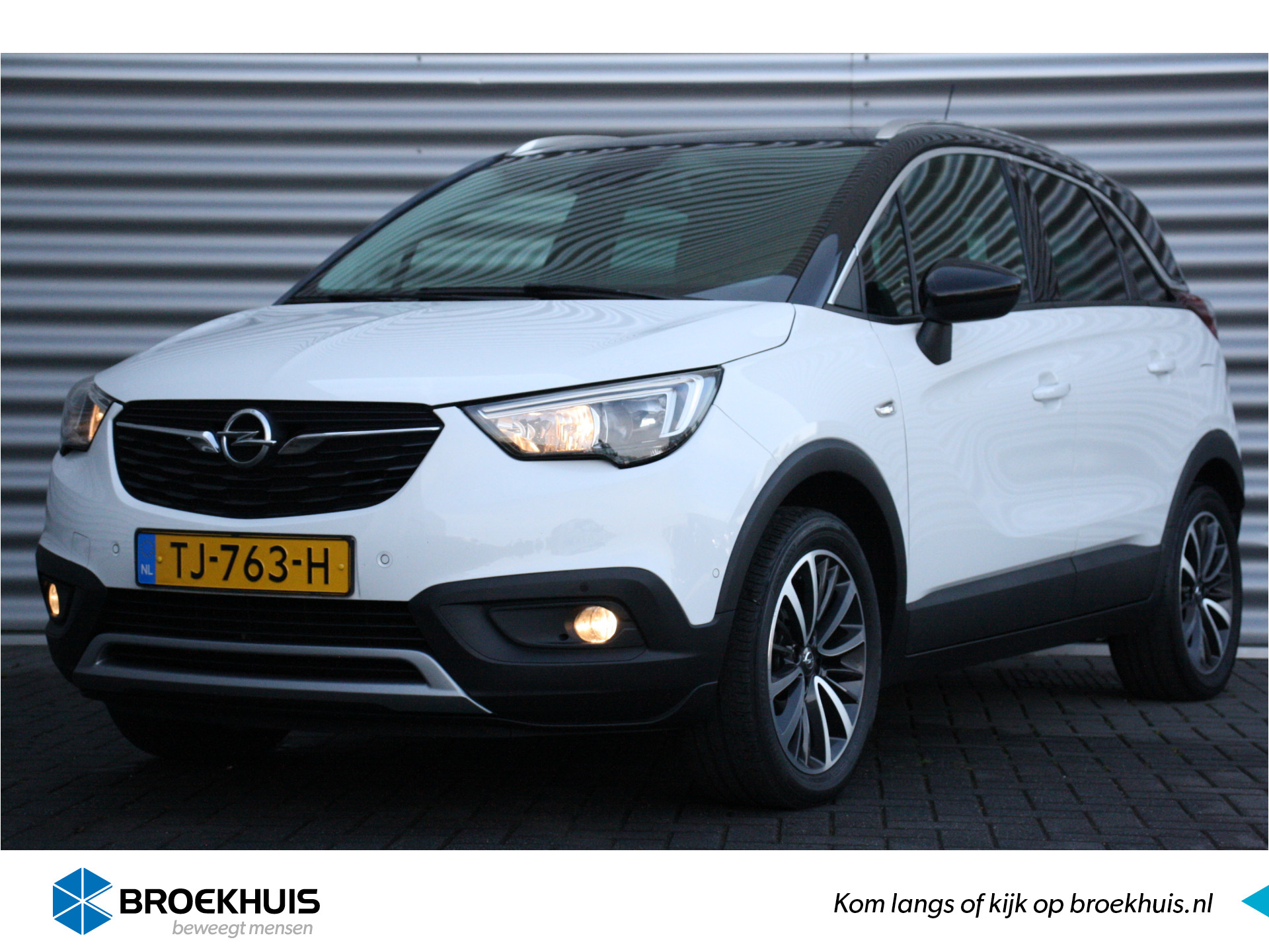 Opel Crossland X 1.2 TURBO 110PK INNOVATION+ AUTOMAAT / NAVI / LEDER / CLIMA / LED / PDC / 17" LMV / CAMERA / KEYLESS / PANO. DAK / BLUETOOTH / C bij viaBOVAG.nl