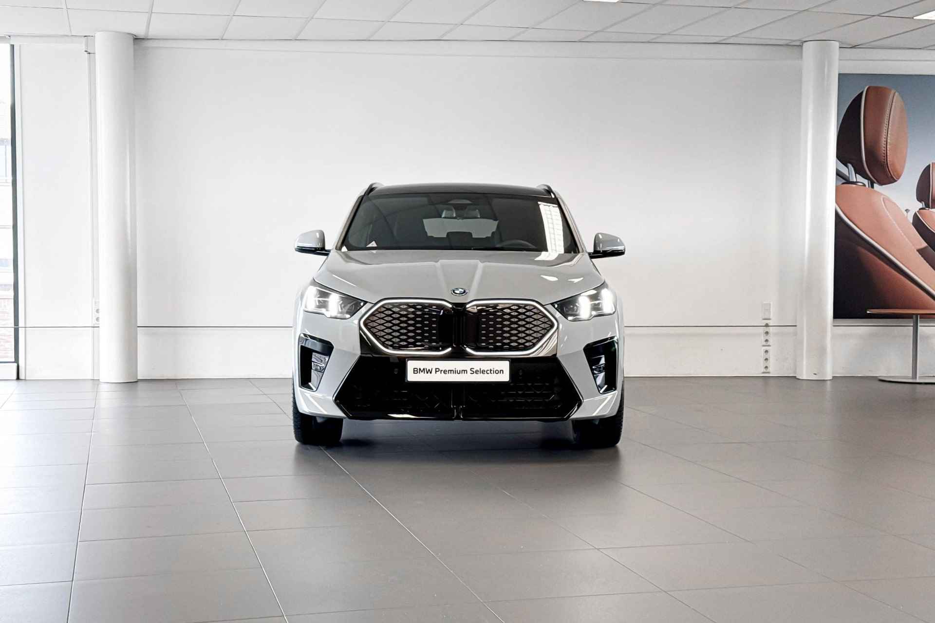 BMW iX2 eDrive20 67kWh | M Sport | Stoelverwarming | Glazen Panoramadak | Harman Kardon | Trekhaak | - 4/28