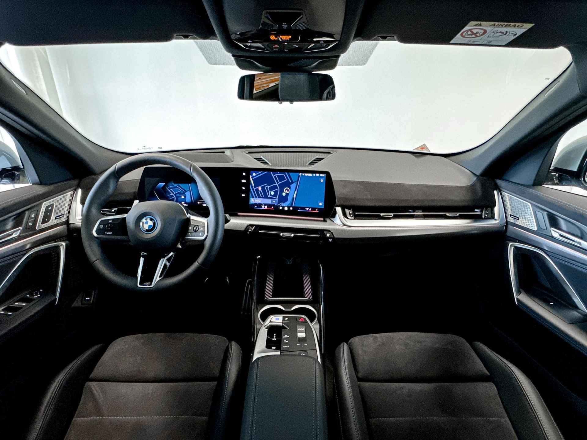 BMW iX2 eDrive20 67kWh | M Sport | Stoelverwarming | Glazen Panoramadak | Harman Kardon | Trekhaak | - 11/28