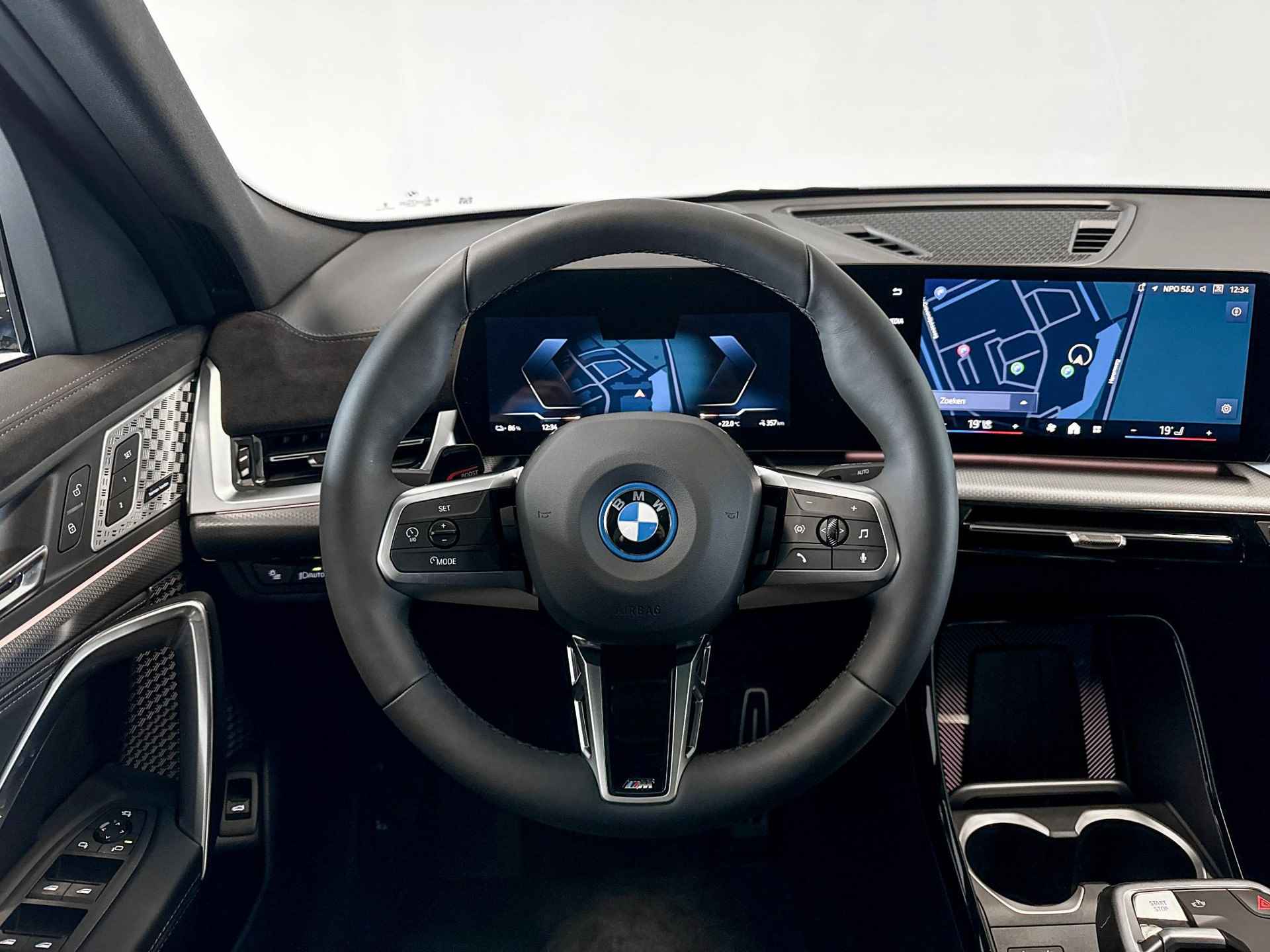 BMW iX2 eDrive20 67kWh | M Sport | Stoelverwarming | Glazen Panoramadak | Harman Kardon | Trekhaak | - 12/28