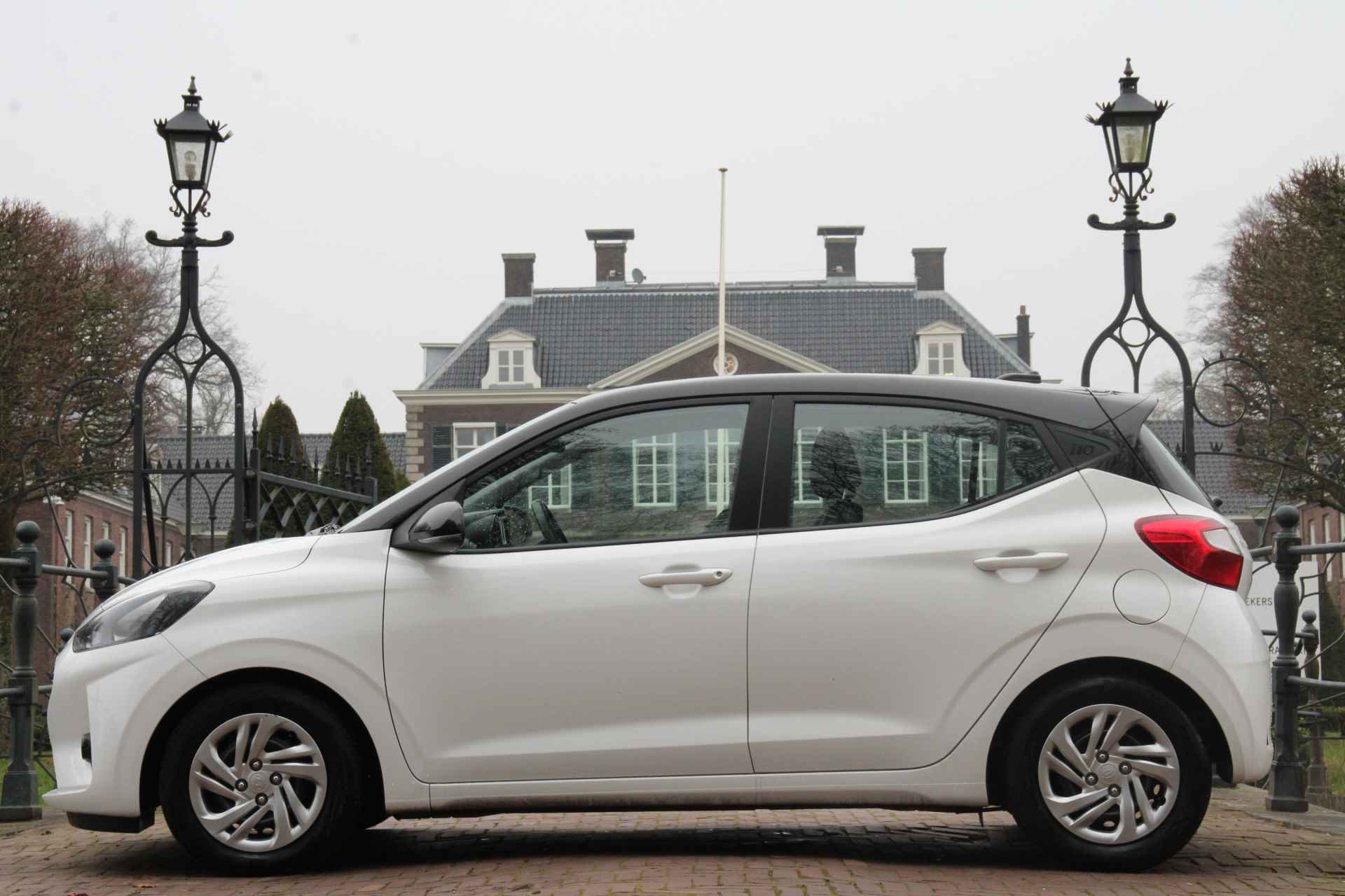 Hyundai i10 1.0 BI-TONE | NL-AUTO! | CRUISE | LED | APPLE CARPLAY & ANDROID AUTO | DEALER ONDERHOUDEN! | AIRCO | LIJN DETECTIE | PERFECTE ST - 2/33