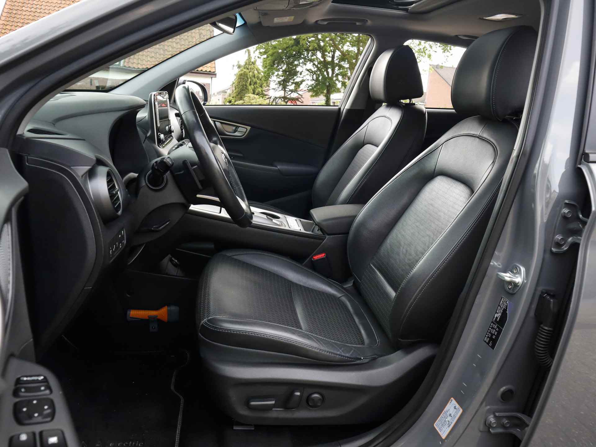Hyundai KONA EV Premium 64 kWh (204PK) 1e-Eig, Hyundai-Dealer-Onderh, 12-Mnd-BOVAG, NL-Auto, Navigatie-Apple-Carplay/Android-Auto, Adaptive-Cruise-Control, Leer, Keyles-Entry/Start, Stoelverwarming/Ventilatie, Schuifdak, Leer, Premium-Audio, Privacy-Glas, - 10/41