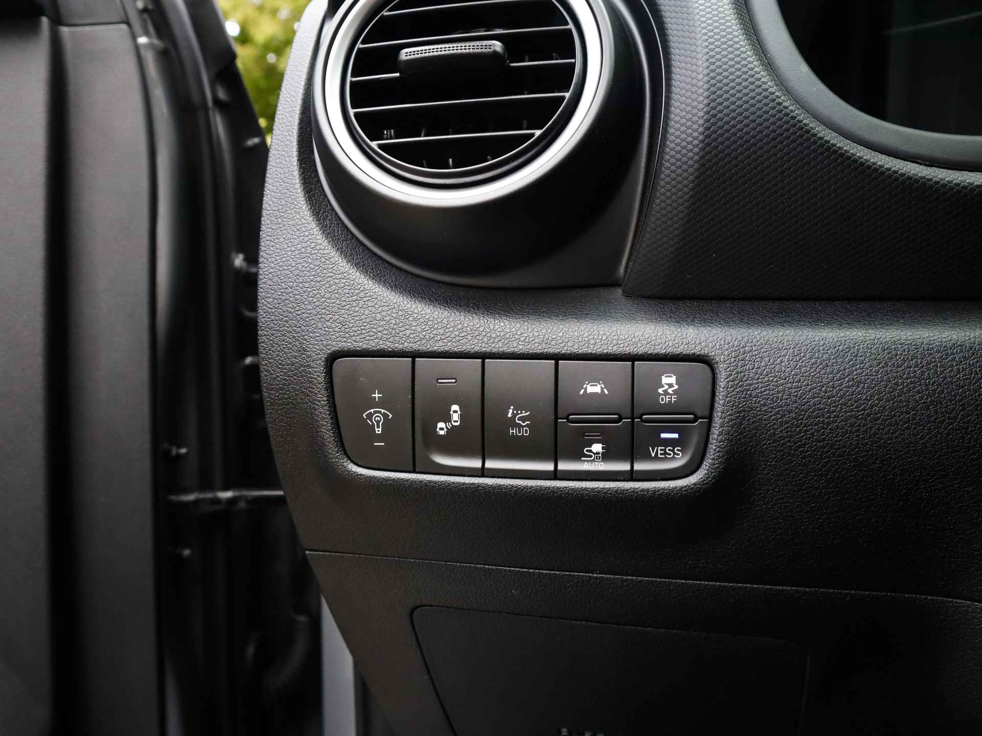 Hyundai KONA EV Premium 64 kWh (204PK) 1e-Eig, Hyundai-Dealer-Onderh, 12-Mnd-BOVAG, NL-Auto, Navigatie-Apple-Carplay/Android-Auto, Adaptive-Cruise-Control, Leer, Keyles-Entry/Start, Stoelverwarming/Ventilatie, Schuifdak, Leer, Premium-Audio, Privacy-Glas, - 18/41