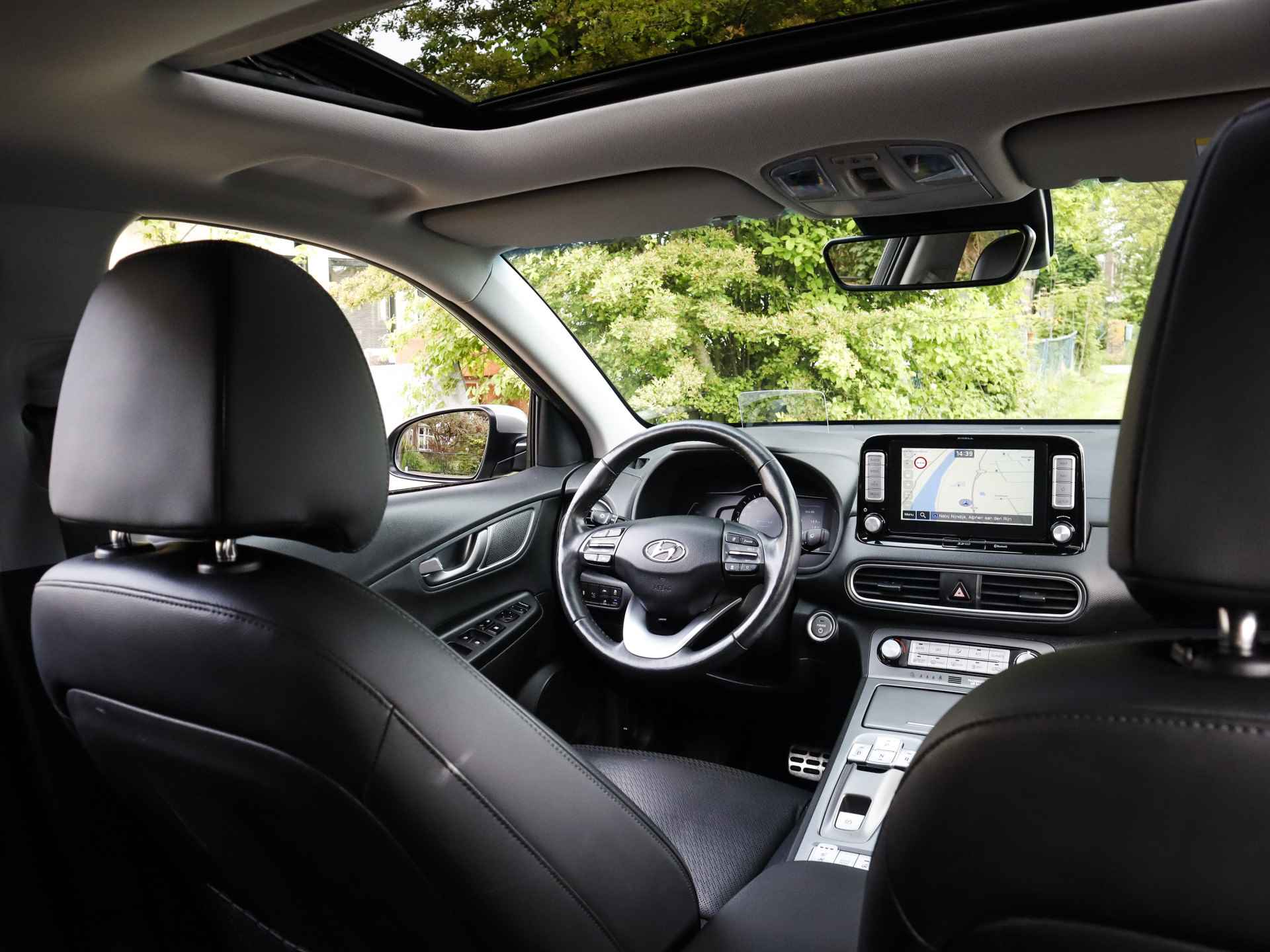 Hyundai KONA EV Premium 64 kWh (204PK) 1e-Eig, Hyundai-Dealer-Onderh, 12-Mnd-BOVAG, NL-Auto, Navigatie-Apple-Carplay/Android-Auto, Adaptive-Cruise-Control, Leer, Keyles-Entry/Start, Stoelverwarming/Ventilatie, Schuifdak, Leer, Premium-Audio, Privacy-Glas, - 25/41