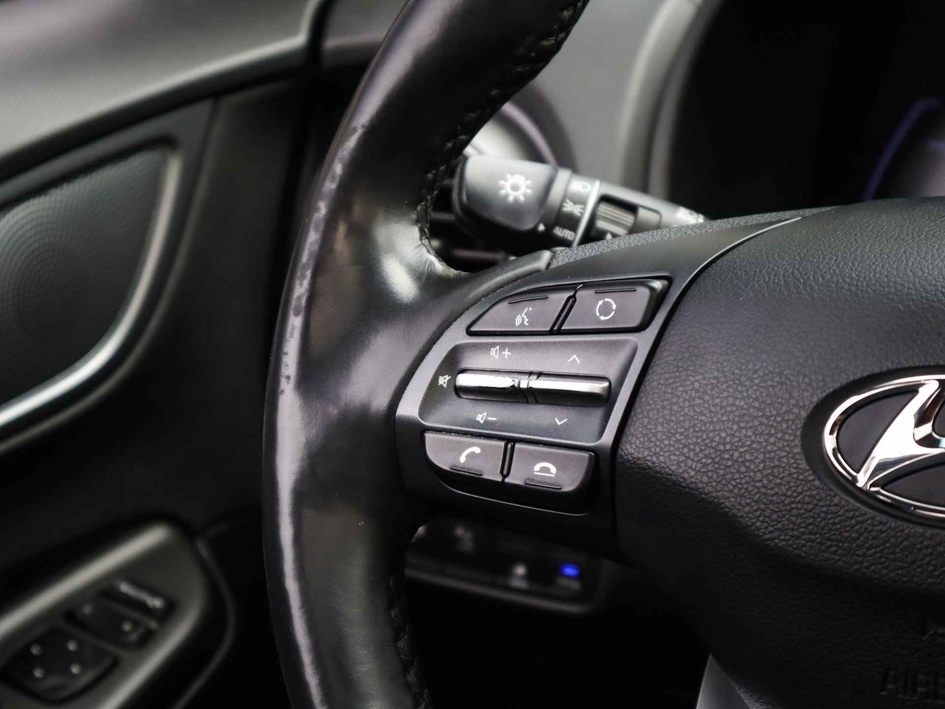 Hyundai KONA EV Premium 64 kWh (204PK) 1e-Eig, Hyundai-Dealer-Onderh, 12-Mnd-BOVAG, NL-Auto, Navigatie-Apple-Carplay/Android-Auto, Adaptive-Cruise-Control, Leer, Keyles-Entry/Start, Stoelverwarming/Ventilatie, Schuifdak, Leer, Premium-Audio, Privacy-Glas, - 26/41
