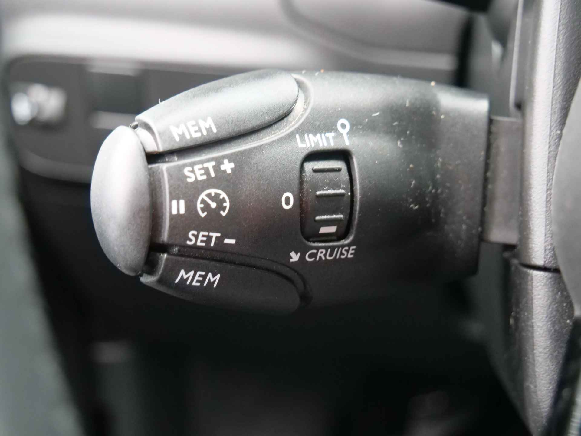Citroën C3 1.2 PureTech 82pk Feel Pack Navigatie / LED/ Parkeersensoren / Climate - 31/33