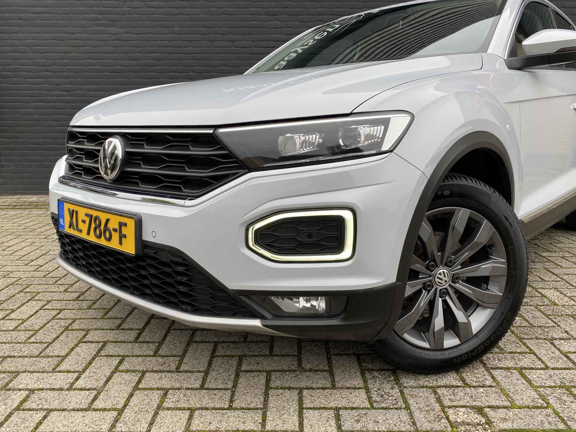 Volkswagen T-Roc 1.5 TSI Sport | 1e eigenaar | dealer onderhouden | panoramadak | apple carplay | wit metallic | digitale cockpit - 10/44