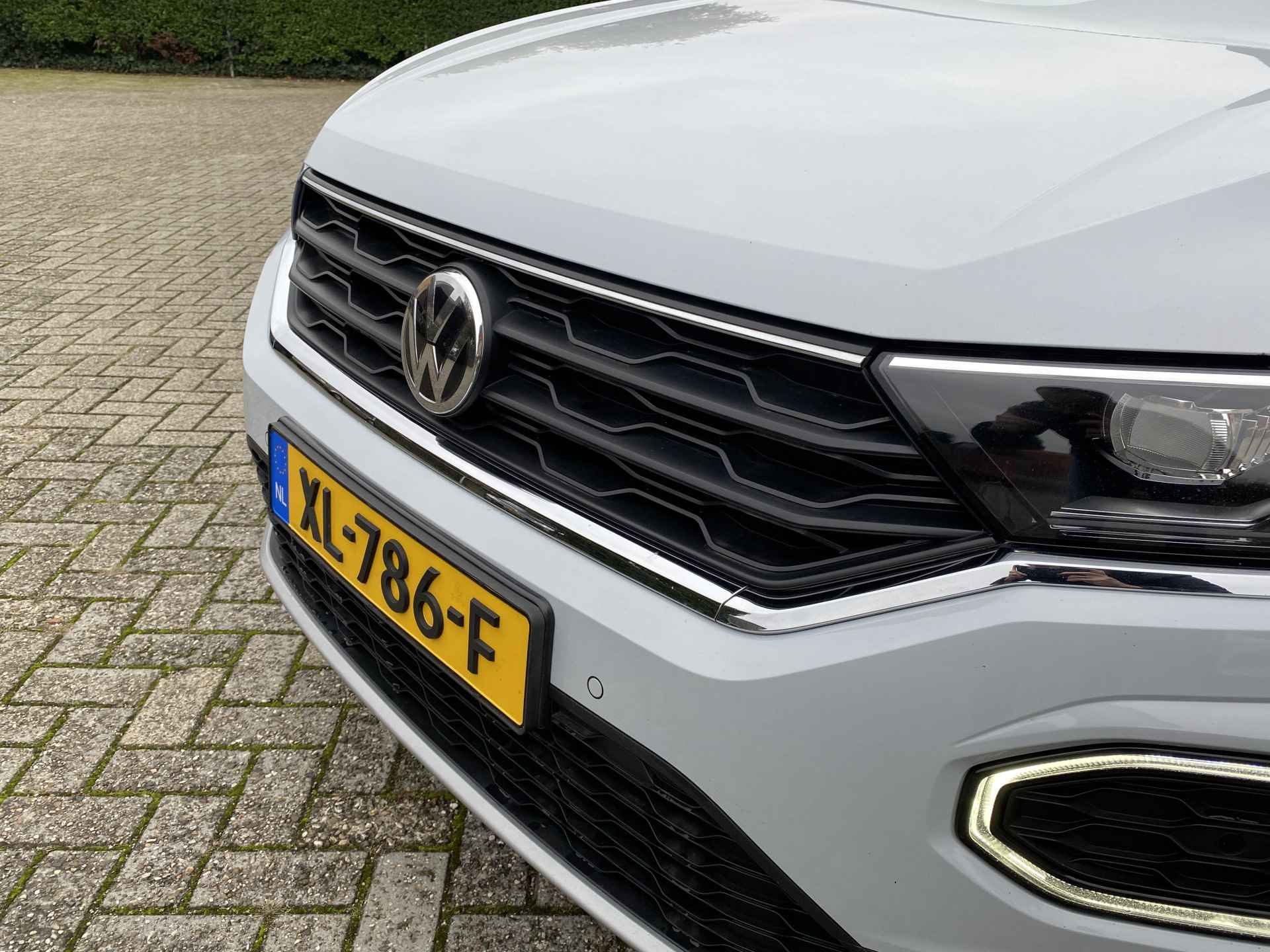 Volkswagen T-Roc 1.5 TSI Sport | 1e eigenaar | dealer onderhouden | panoramadak | apple carplay | wit metallic | digitale cockpit - 15/44