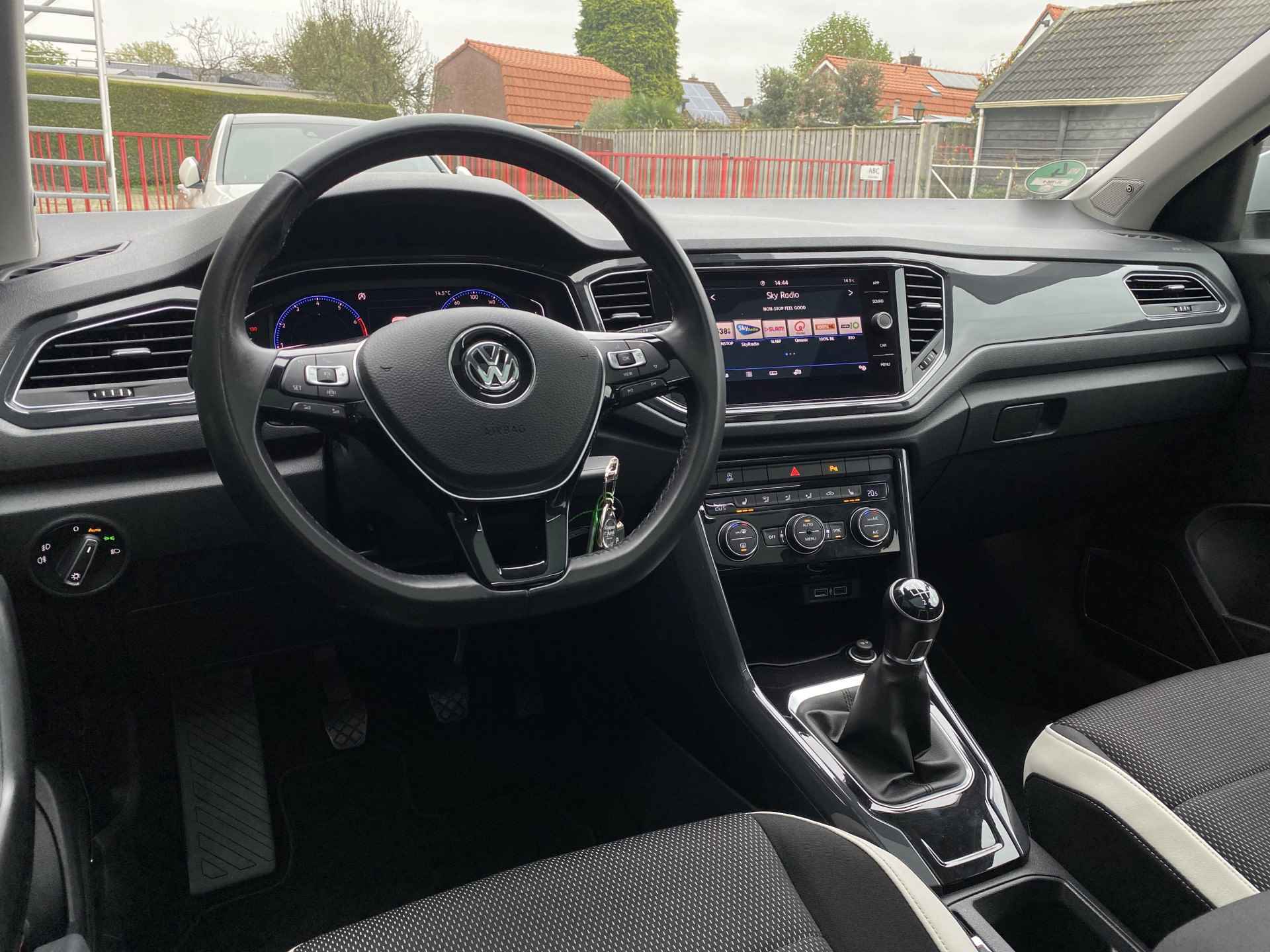 Volkswagen T-Roc 1.5 TSI Sport | 1e eigenaar | dealer onderhouden | panoramadak | apple carplay | wit metallic | digitale cockpit - 17/44