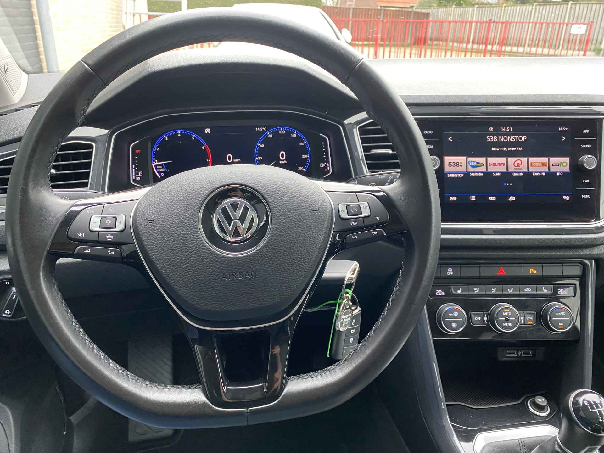 Volkswagen T-Roc 1.5 TSI Sport | 1e eigenaar | dealer onderhouden | panoramadak | apple carplay | wit metallic | digitale cockpit - 25/44