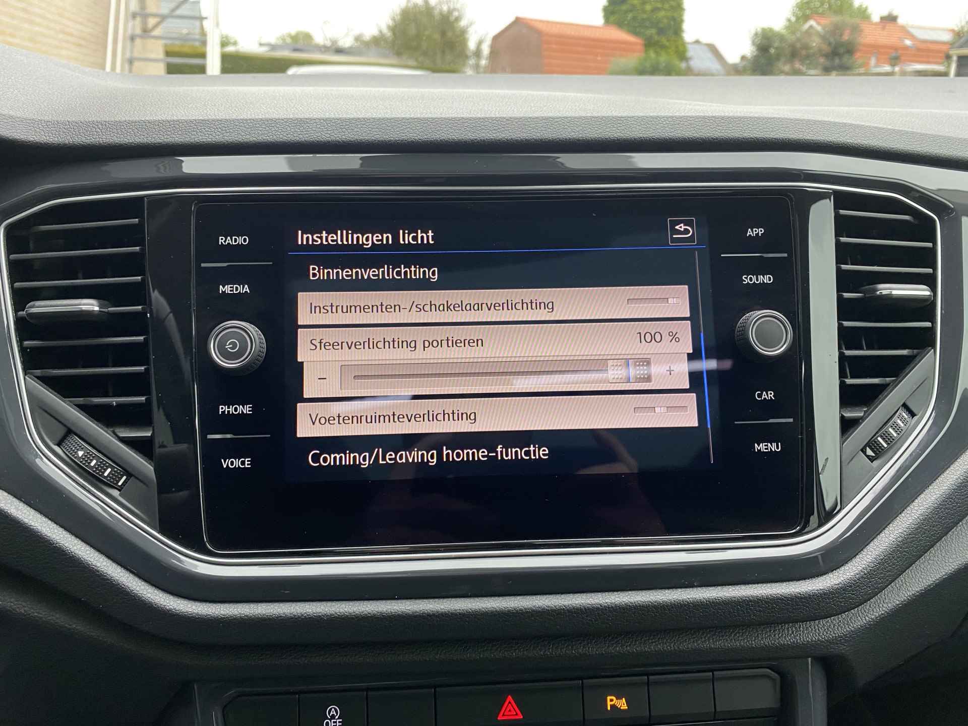 Volkswagen T-Roc 1.5 TSI Sport | 1e eigenaar | dealer onderhouden | panoramadak | apple carplay | wit metallic | digitale cockpit - 29/44