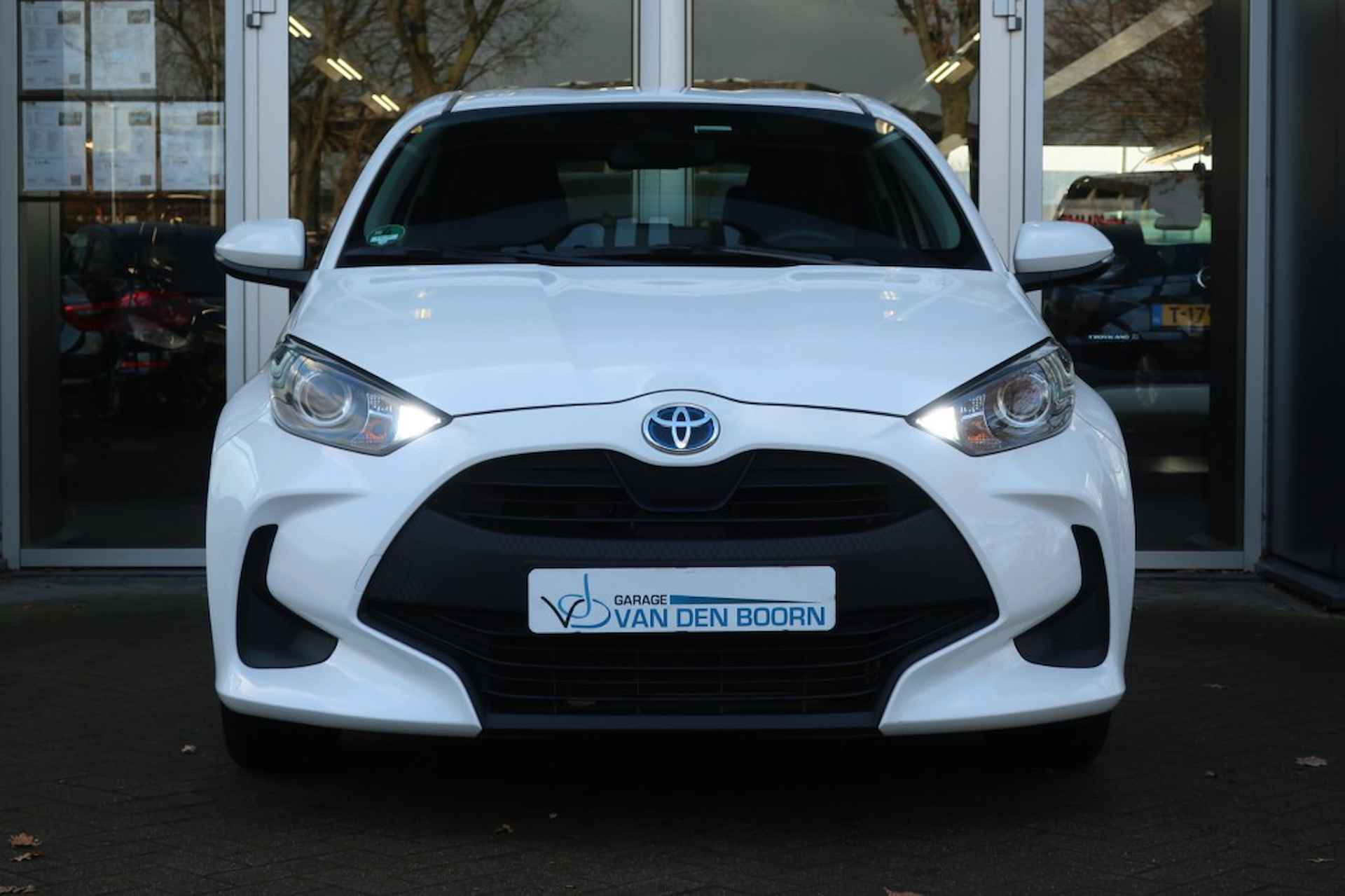 TOYOTA Yaris 1.5 HYBRID, Navi, Clima, Apple Carplay, Android Auto, etc. - 2/31