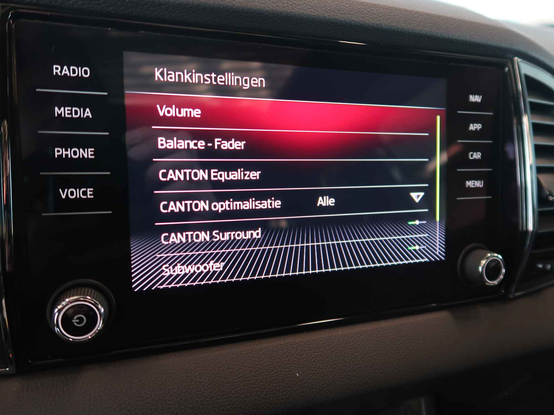 Škoda Karoq 1.5 TSi 150pk DSG Sportline Business SCHUIFDAK/KEYLESS/VIRTUAL/CAMERA/TREKH.WEGKLAPBAAR - 8/105