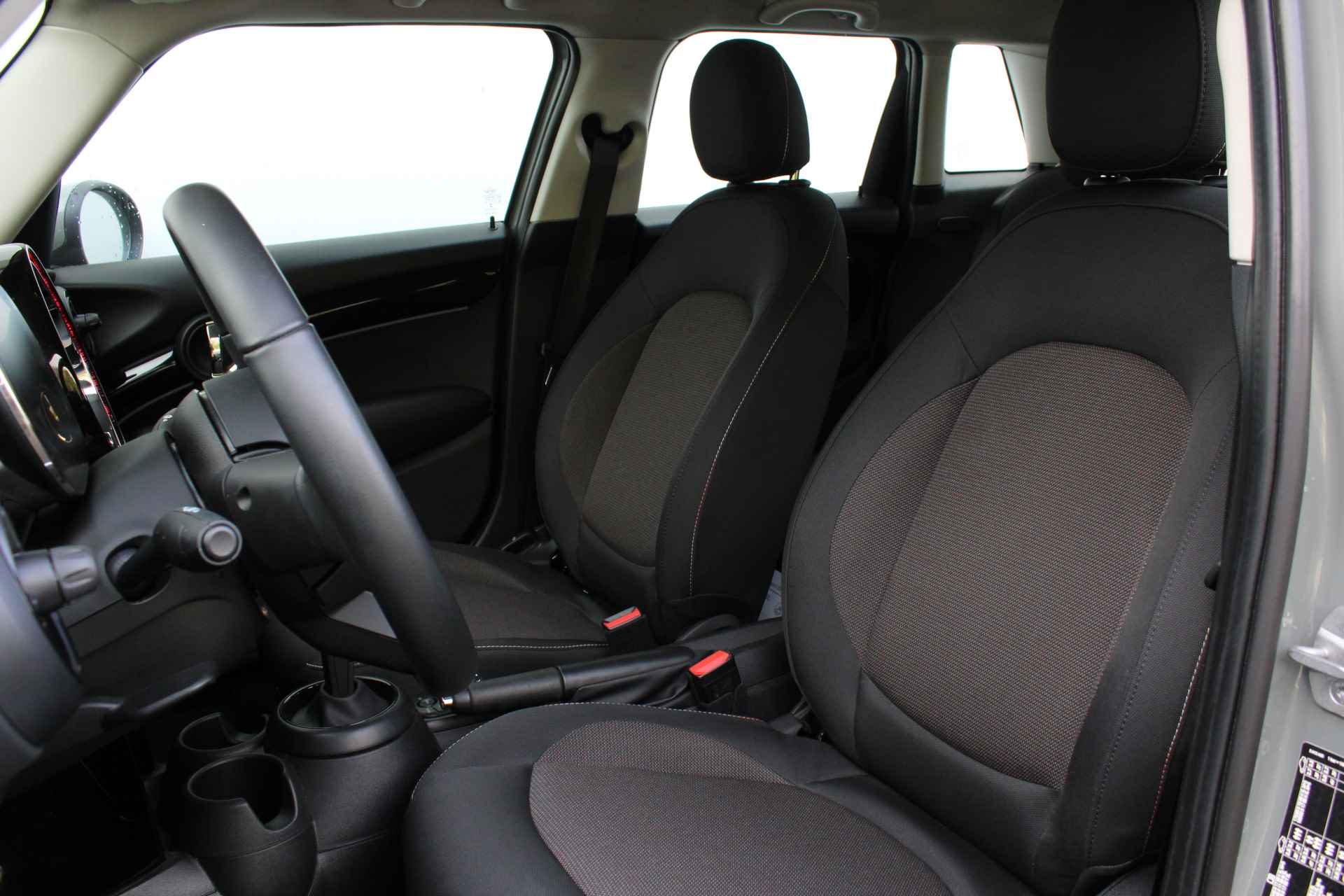MINI Hatchback Cooper Essential Automaat / Multifunctioneel stuurwiel / LED / PDC achter / Cruise Control / Airconditioning / Navigatie - 12/26