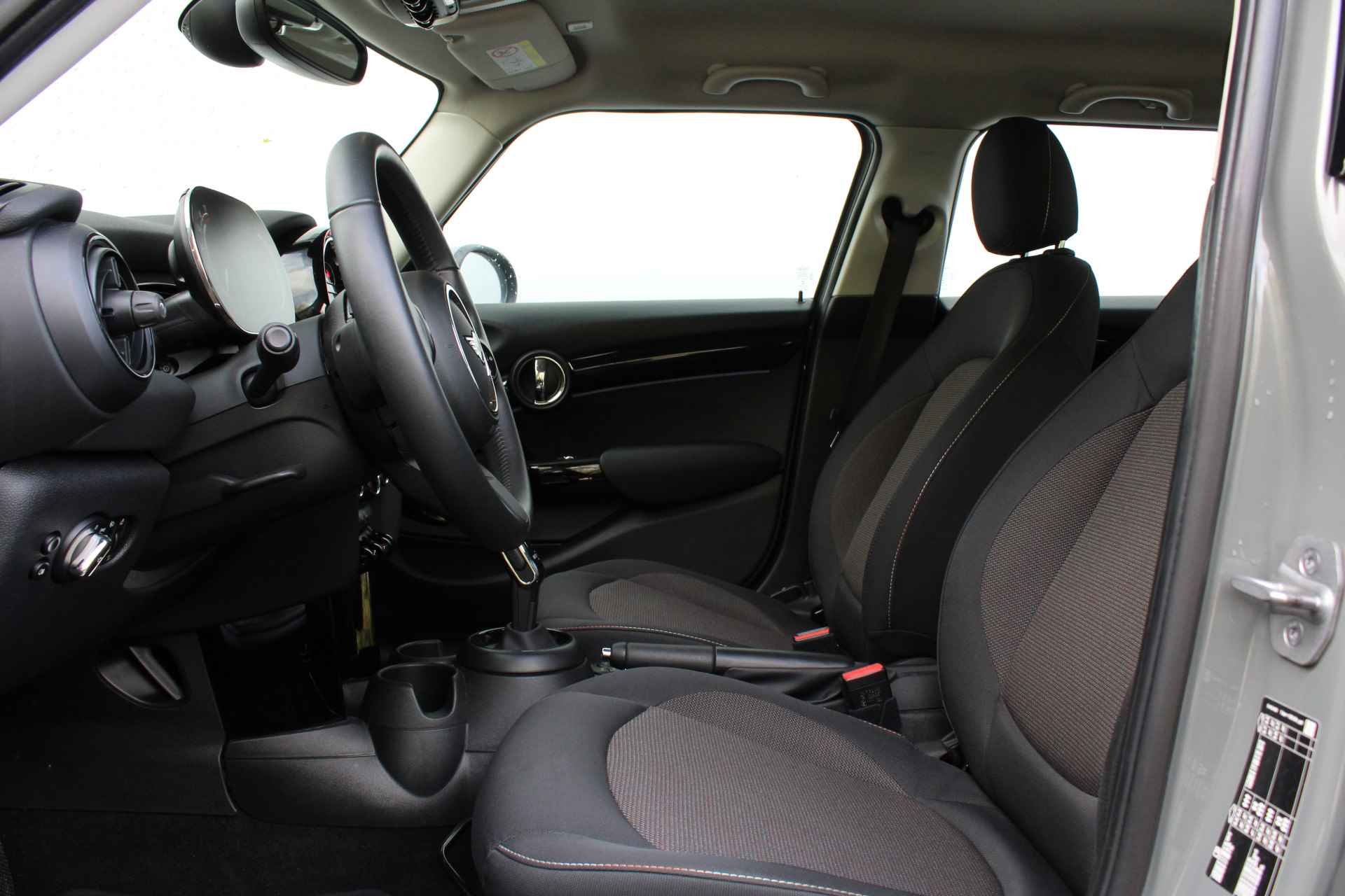 MINI Hatchback Cooper Essential Automaat / Multifunctioneel stuurwiel / LED / PDC achter / Cruise Control / Airconditioning / Navigatie - 16/26
