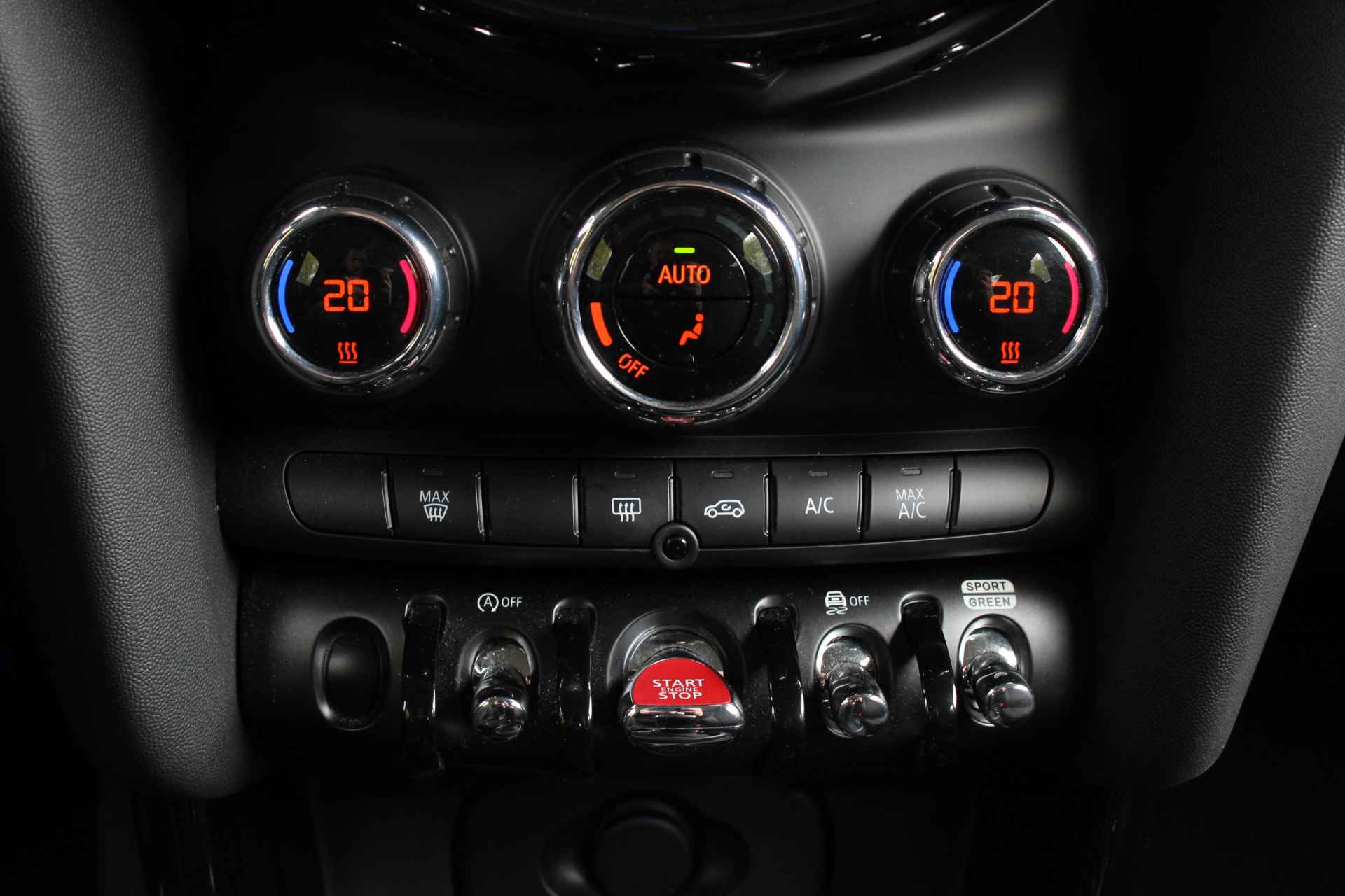 MINI Hatchback Cooper Essential Automaat / Multifunctioneel stuurwiel / LED / PDC achter / Cruise Control / Airconditioning / Navigatie - 17/26