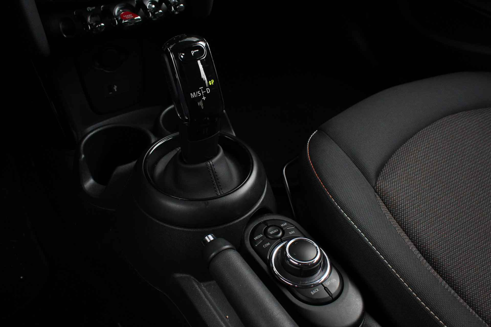 MINI Hatchback Cooper Essential Automaat / Multifunctioneel stuurwiel / LED / PDC achter / Cruise Control / Airconditioning / Navigatie - 19/26