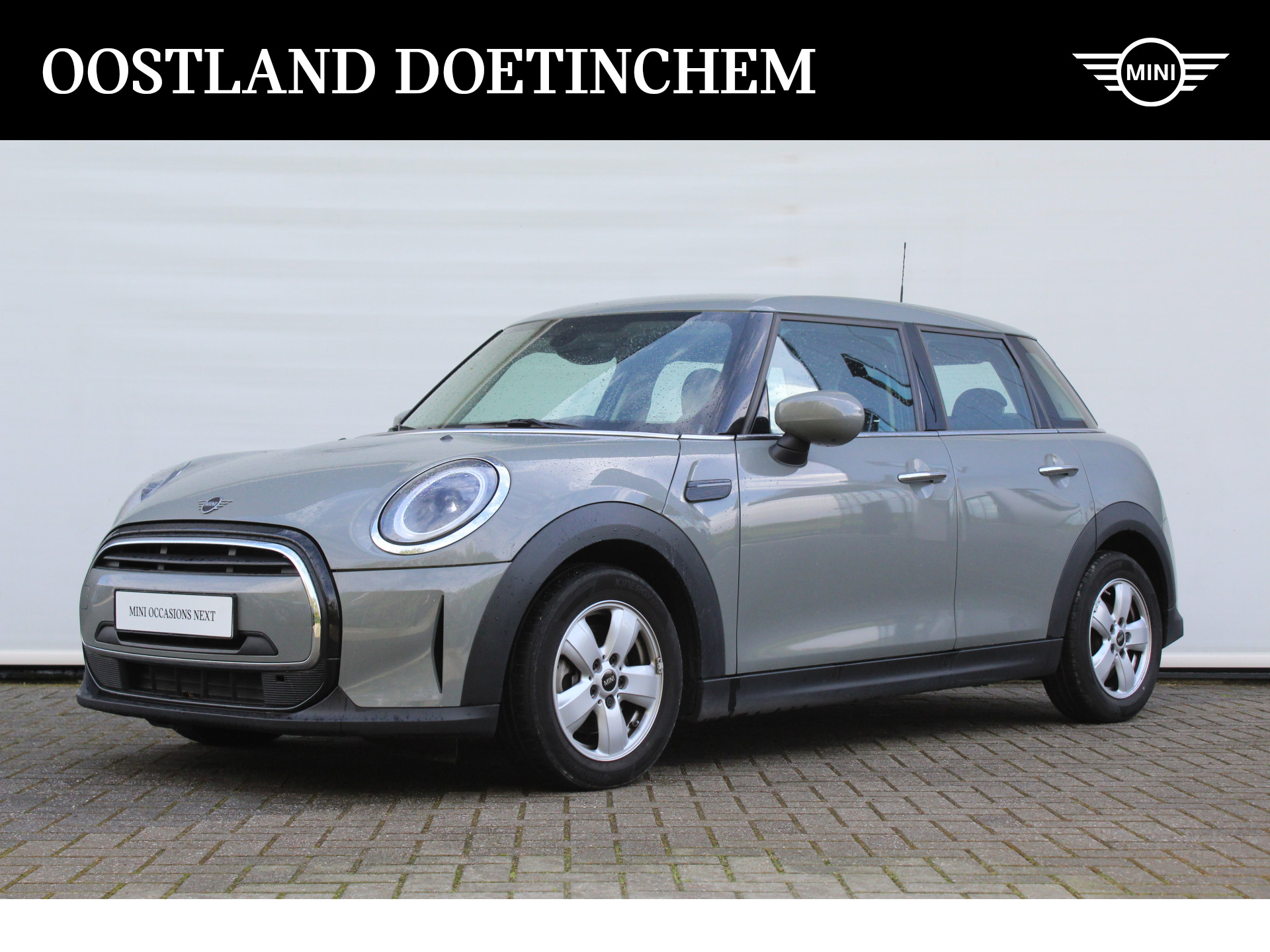 MINI Hatchback Cooper Essential Automaat / Multifunctioneel stuurwiel / LED / PDC achter / Cruise Control / Airconditioning / Navigatie