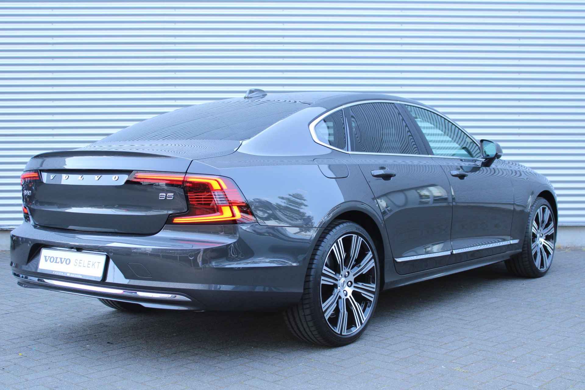 Volvo S90 B5 AUT8 250PK Plus Bright, Visual Park Assist incl. 360° Parkeercamera, 20" Lichtmetalen Velgen, Extra Getint Glas, Power Seats, Harman/Kardon Premium Geluidssysteem, Lederen Bekleding, Elektrisch Bedienbare Achterklep, Keyless Entry, BLIS, Verwarmbare Voorstoelen, Stuurwielverwarming - 3/27