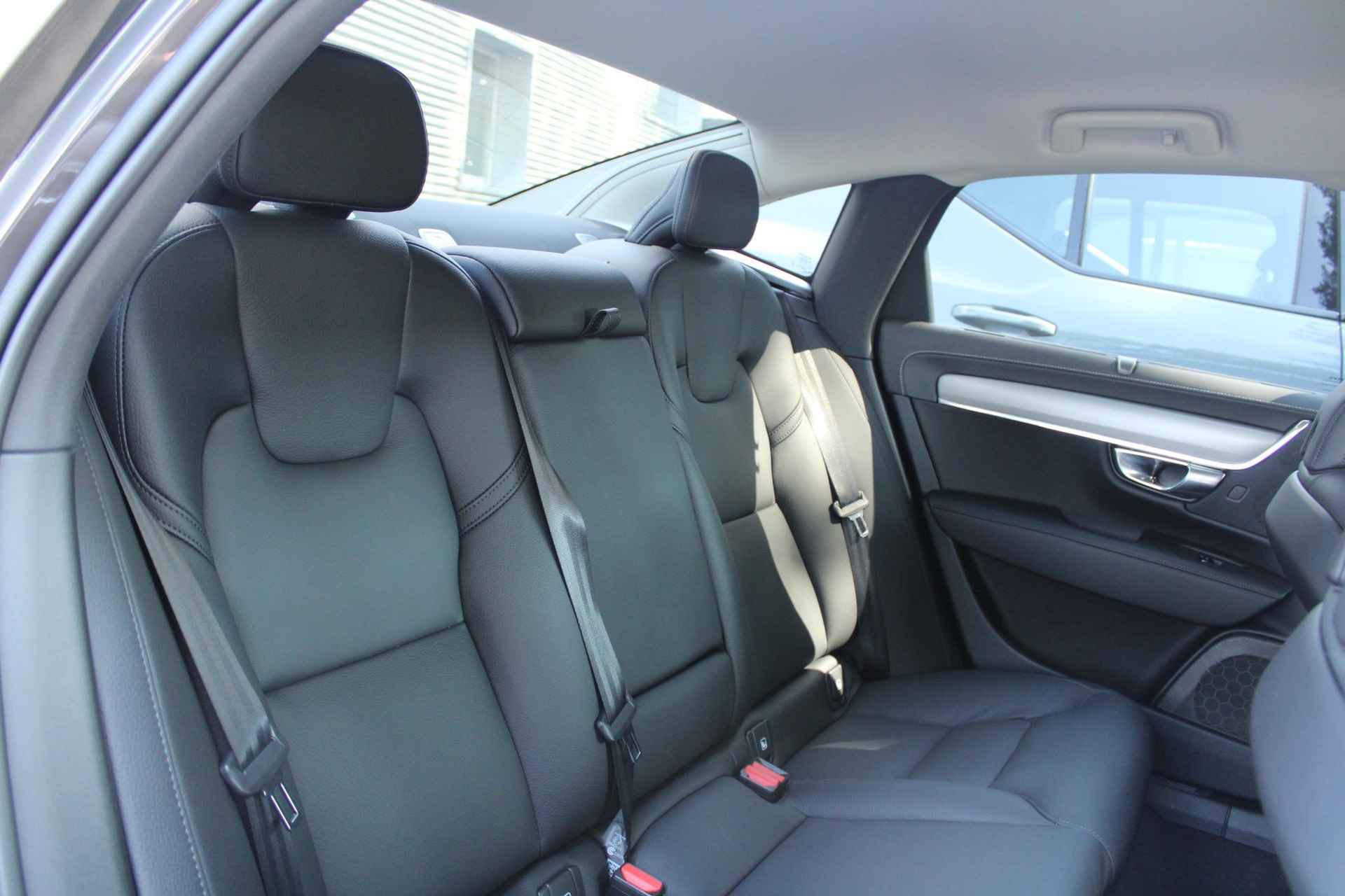 Volvo S90 B5 AUT8 250PK Plus Bright, Visual Park Assist incl. 360° Parkeercamera, 20" Lichtmetalen Velgen, Extra Getint Glas, Power Seats, Harman/Kardon Premium Geluidssysteem, Lederen Bekleding, Elektrisch Bedienbare Achterklep, Keyless Entry, BLIS, Verwarmbare Voorstoelen, Stuurwielverwarming - 7/27