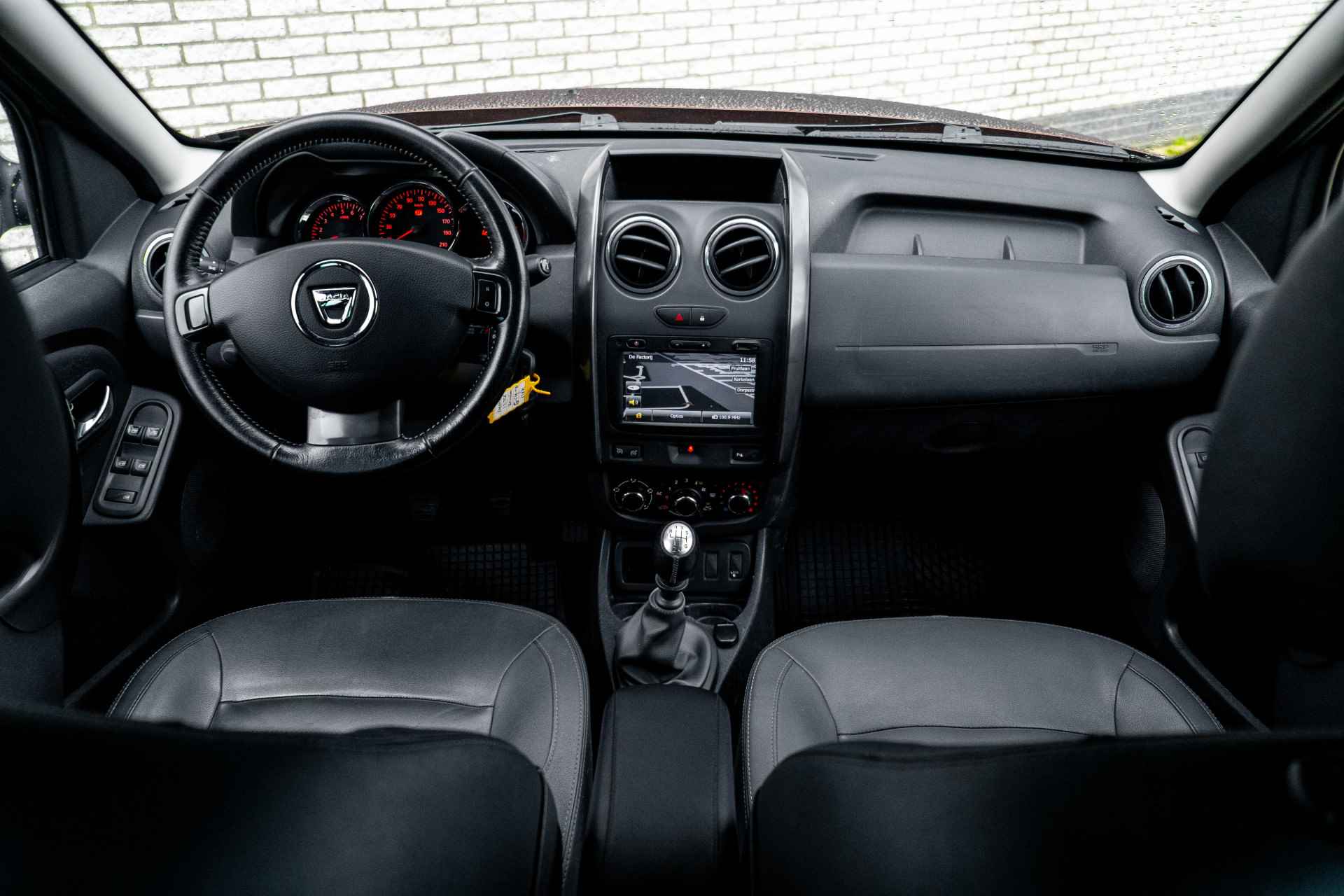 Dacia Duster 1.2 TCe 4x2 Lauréate | BULL BAR | TREKHAAK | STOELVERWARMING | LEDER | incl. Bovag rijklaarpakket met 12 maanden garantie - 10/51