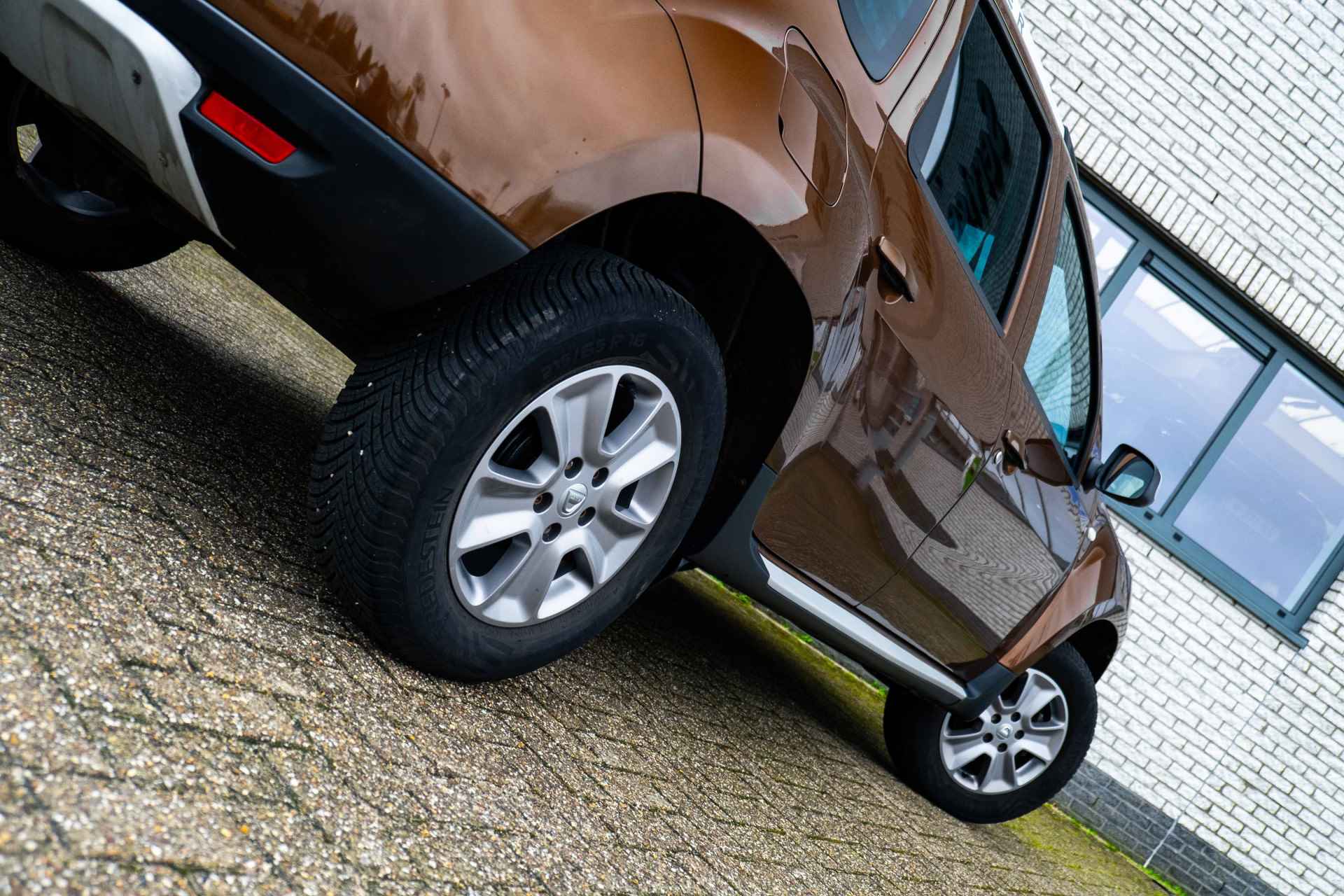 Dacia Duster 1.2 TCe 4x2 Lauréate | BULL BAR | TREKHAAK | STOELVERWARMING | LEDER | incl. Bovag rijklaarpakket met 12 maanden garantie - 32/51
