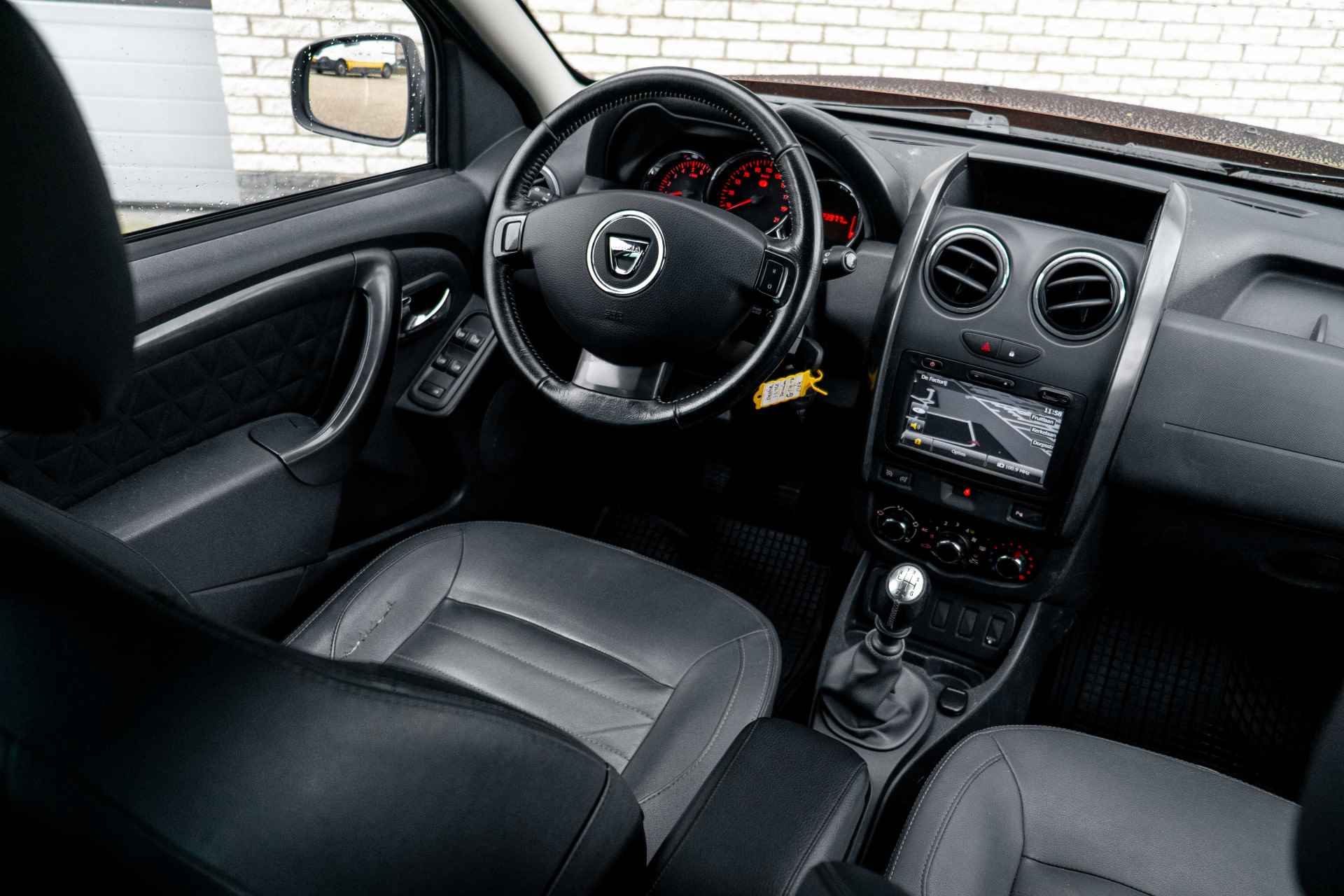 Dacia Duster 1.2 TCe 4x2 Lauréate | BULL BAR | TREKHAAK | STOELVERWARMING | LEDER | incl. Bovag rijklaarpakket met 12 maanden garantie - 39/51