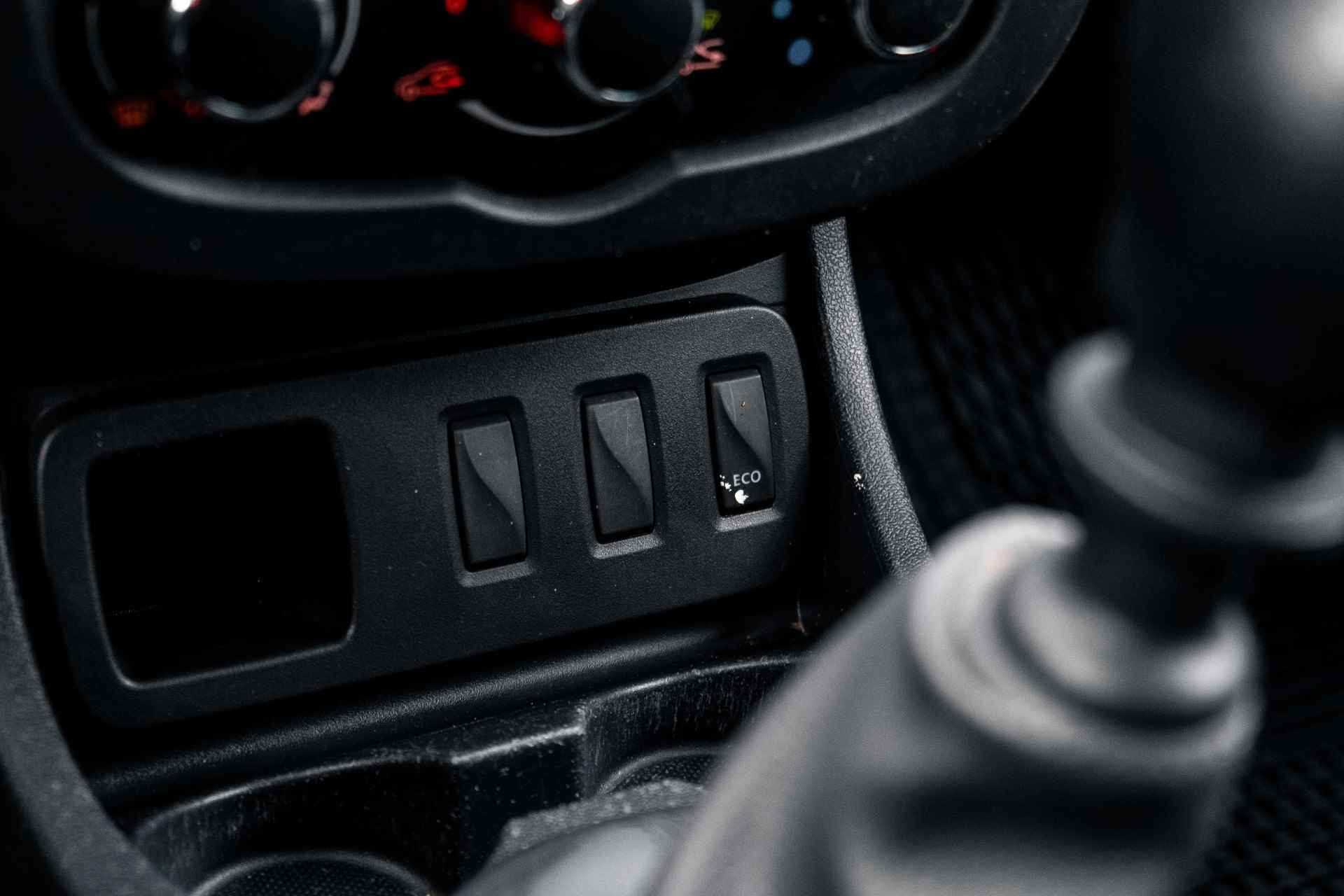 Dacia Duster 1.2 TCe 4x2 Lauréate | BULL BAR | TREKHAAK | STOELVERWARMING | LEDER | incl. Bovag rijklaarpakket met 12 maanden garantie - 42/51