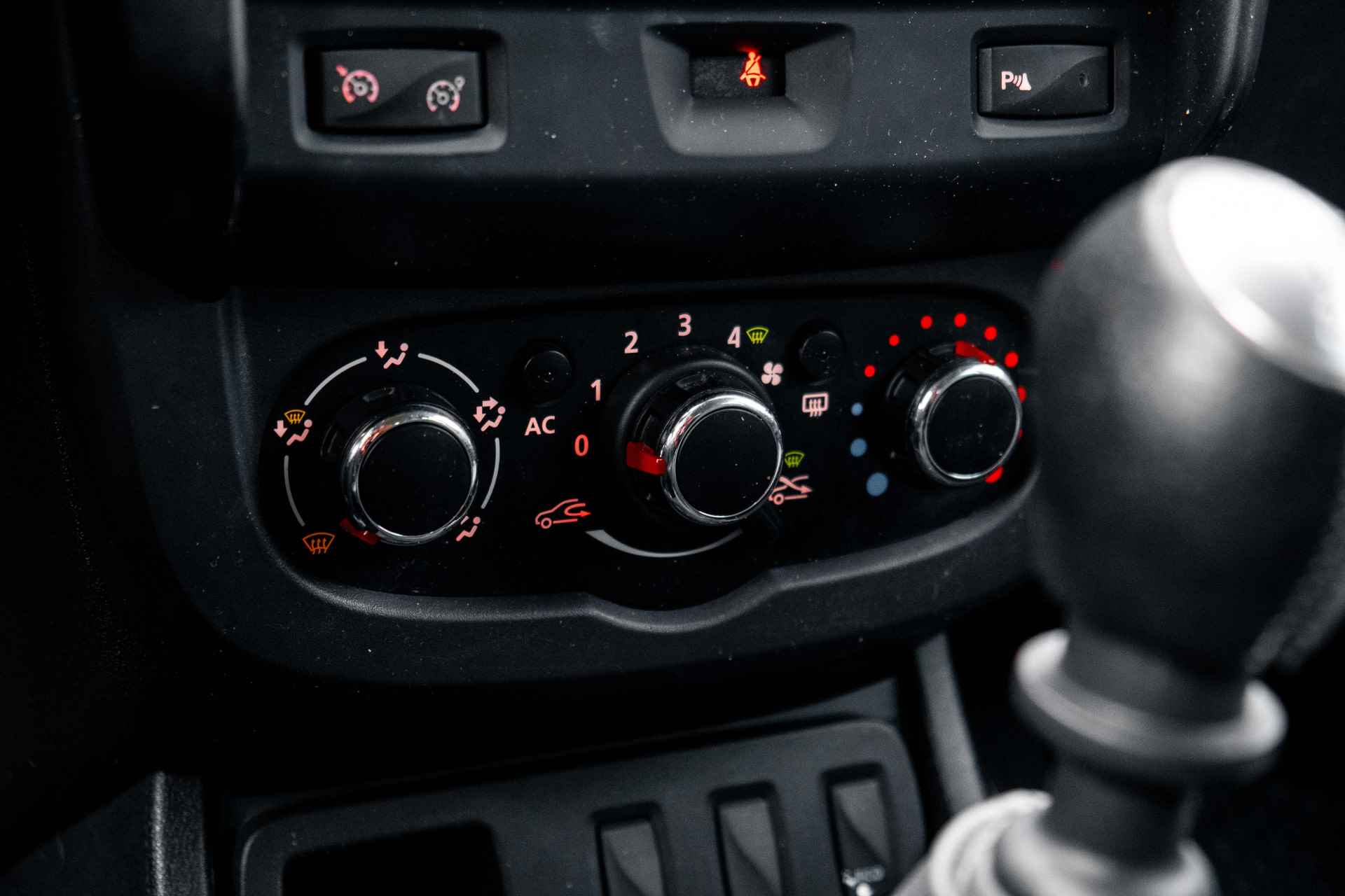 Dacia Duster 1.2 TCe 4x2 Lauréate | BULL BAR | TREKHAAK | STOELVERWARMING | LEDER | incl. Bovag rijklaarpakket met 12 maanden garantie - 43/51