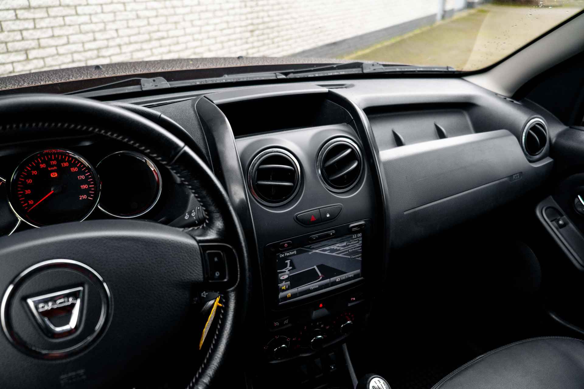 Dacia Duster 1.2 TCe 4x2 Lauréate | BULL BAR | TREKHAAK | STOELVERWARMING | LEDER | incl. Bovag rijklaarpakket met 12 maanden garantie - 45/51