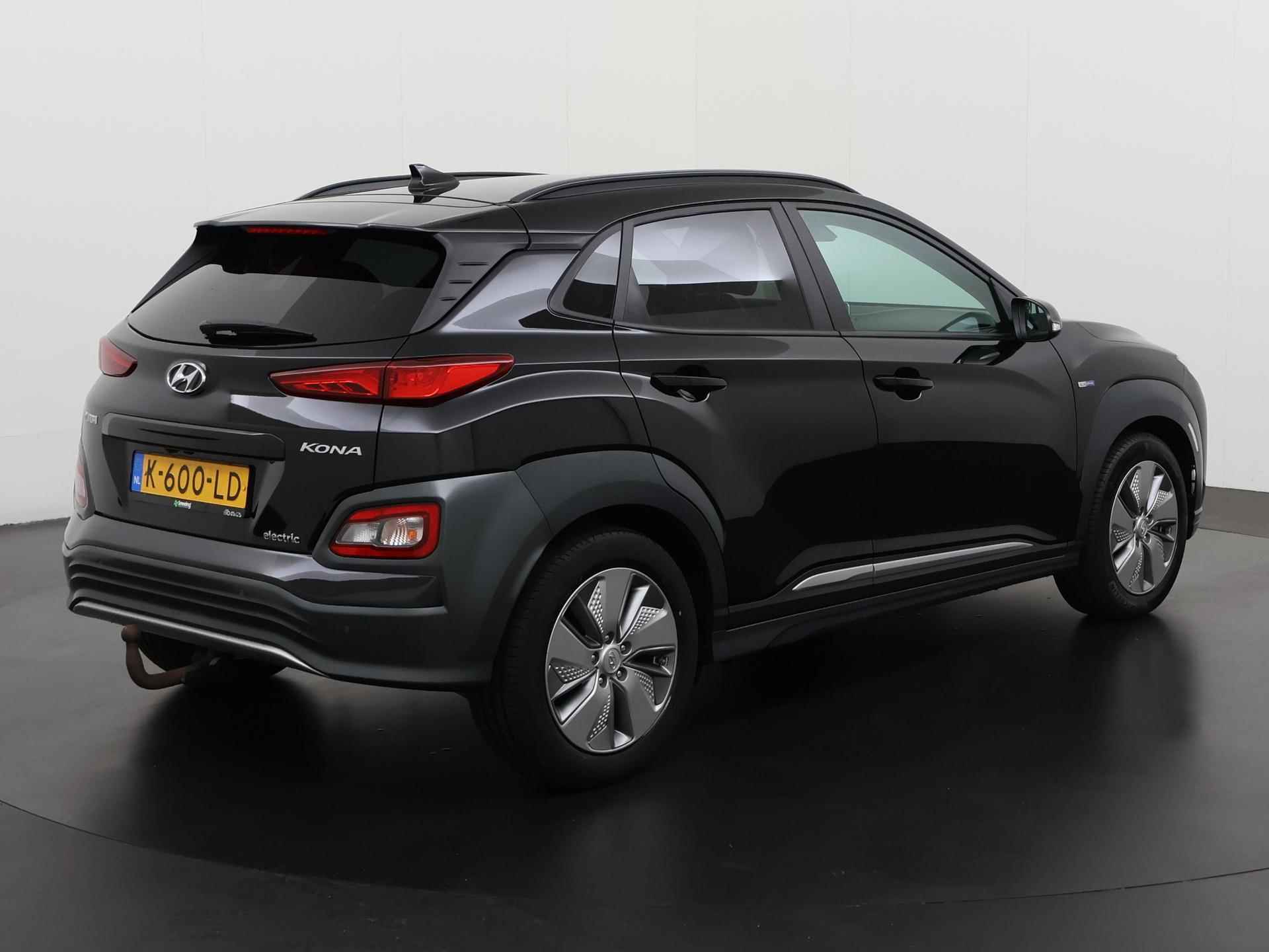 Hyundai Kona EV Premium 64 kWh 3 fase | Schuifdak | Leder | Trekhaak | Camera | Zondag Open! - 4/45