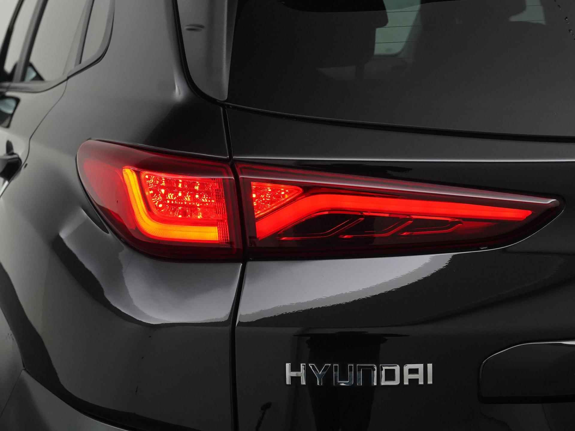 Hyundai Kona EV Premium 64 kWh 3 fase | Schuifdak | Leder | Trekhaak | Camera | Zondag Open! - 22/45