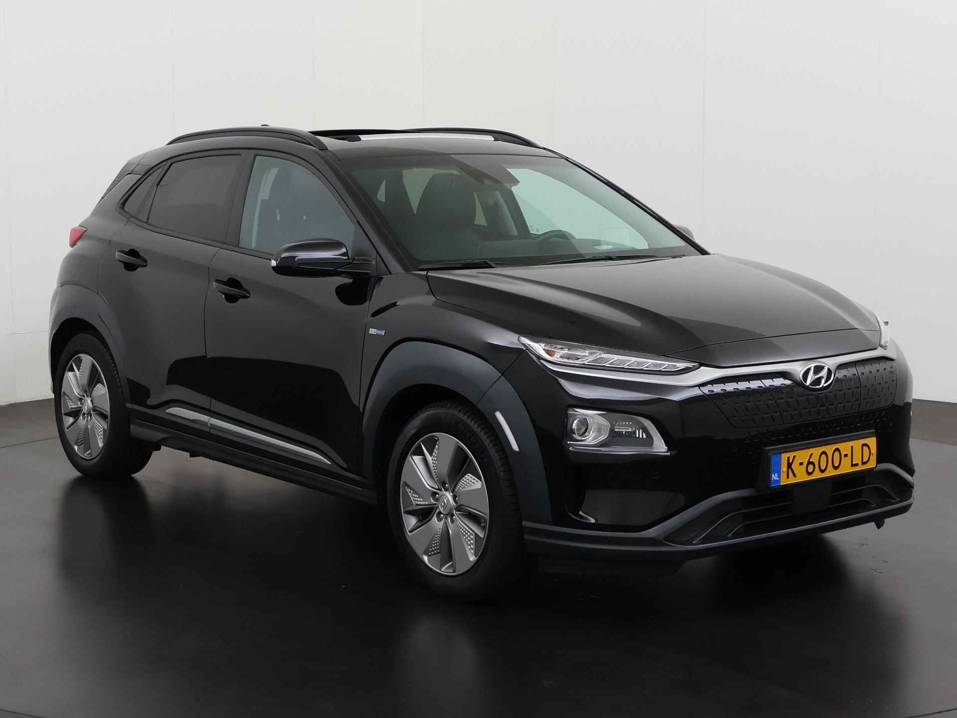 Hyundai Kona EV Premium 64 kWh 3 fase | Schuifdak | Leder | Trekhaak | Camera | Zondag Open! - 30/45