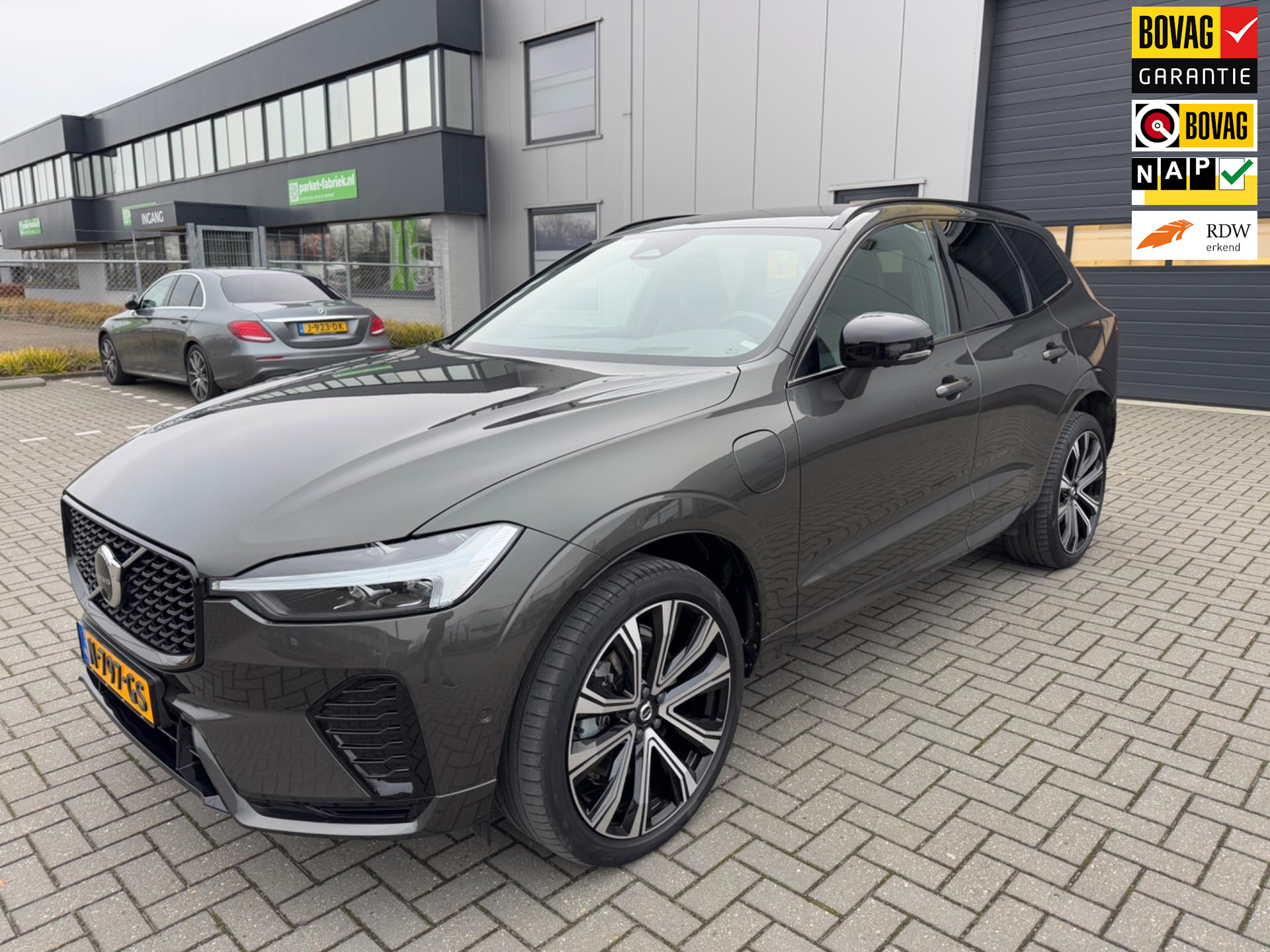 Volvo XC60 2.0 T6 Plug-in hybrid AWD R-Design /Tijdelijke Actie: 5% Korting op Alle Voertuigen!