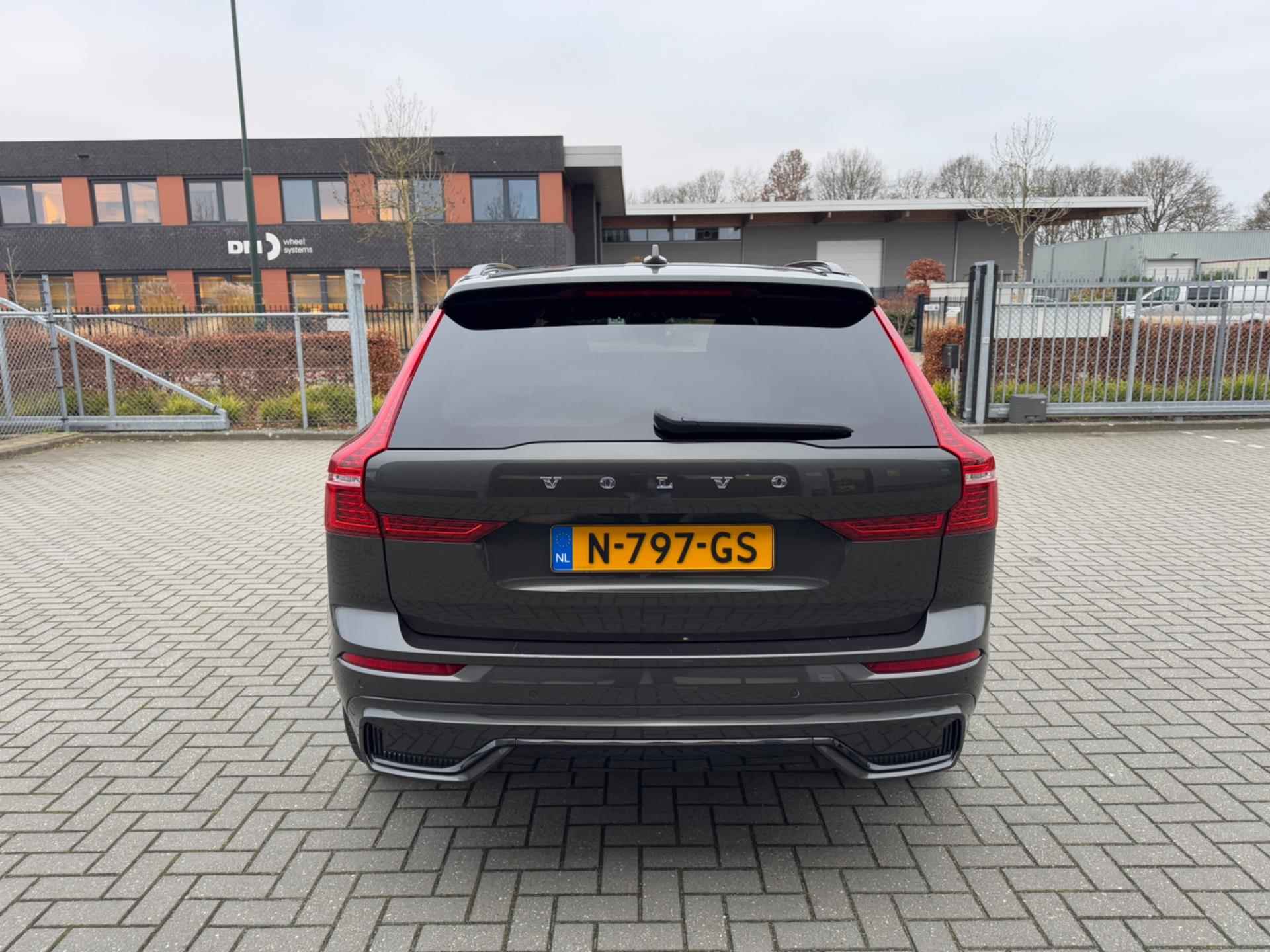 Volvo XC60 2.0 T6 Plug-in hybrid AWD R-Design /Tijdelijke Actie: 5% Korting op Alle Voertuigen! - 8/39